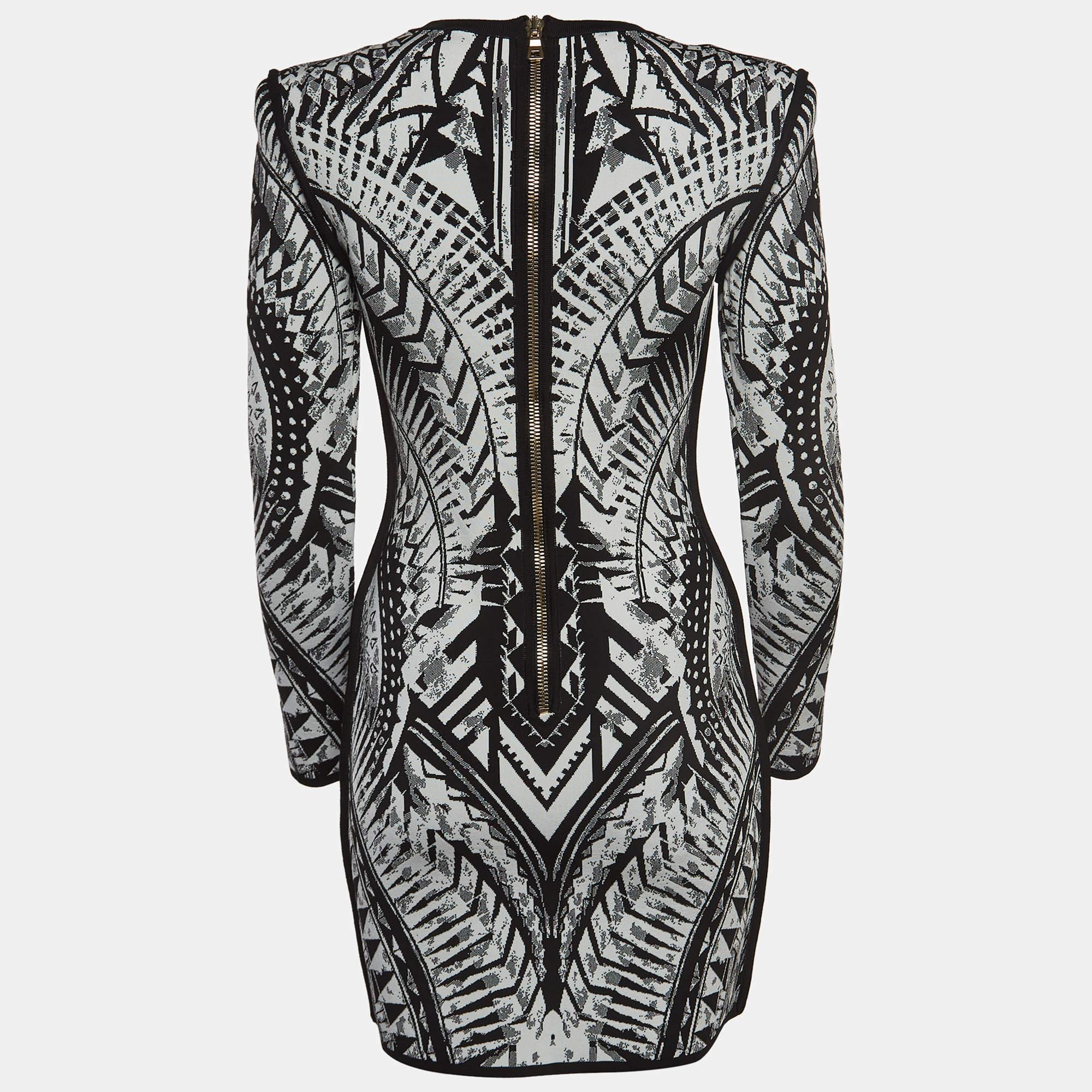 The Balmain bodycon dress exudes sophistication with its intricately woven jacquard pattern. The form-fitting silhouette accentuates curves, while the monochromatic palette adds a timeless elegance to this mini dress, perfect for upscale events and