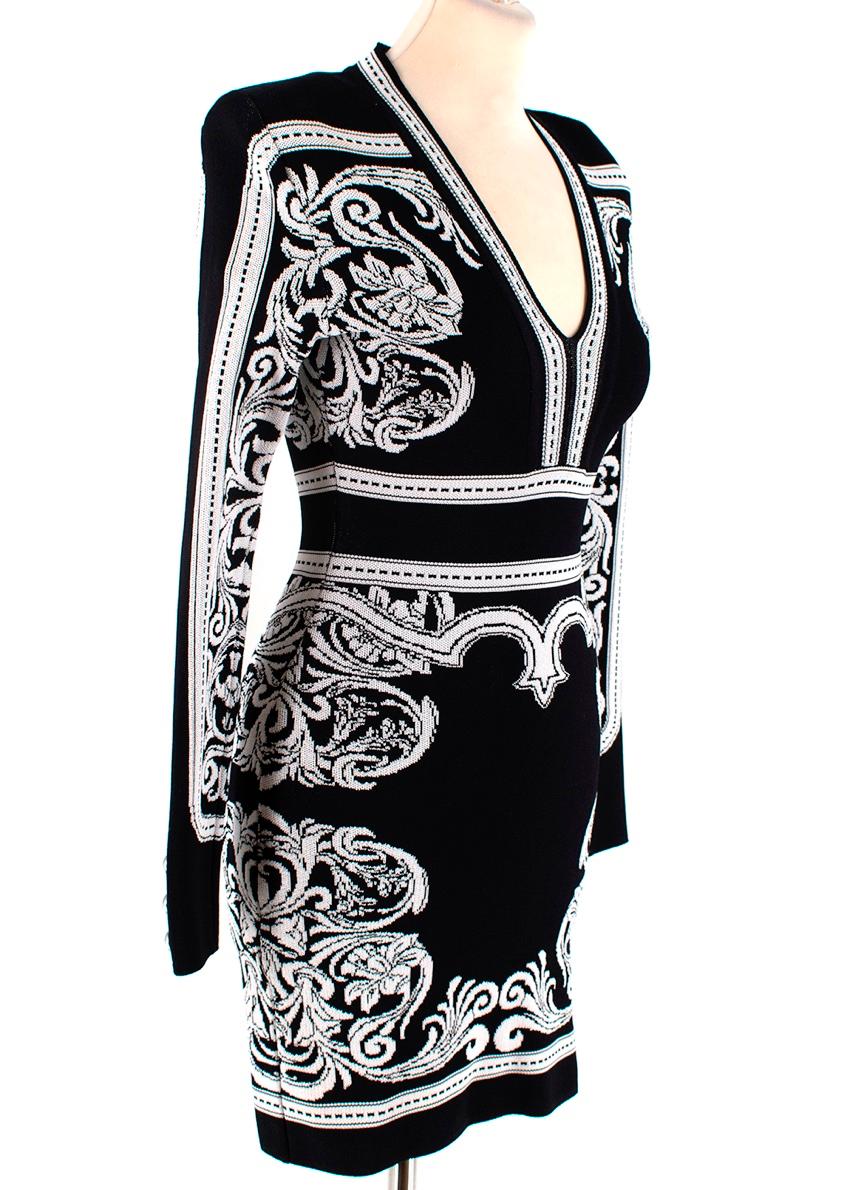 Balmain Black & White Knit Long Sleeve Baroque Print Dress

-Made of a soft knit 
-Gorgeous baroque pattern 
-Long Sleeve classic cut 
-Mini length 
-Zip fastening to the back 
-Signature lion buttons to the cuffs 
-V shaped neckline 
-Timeless