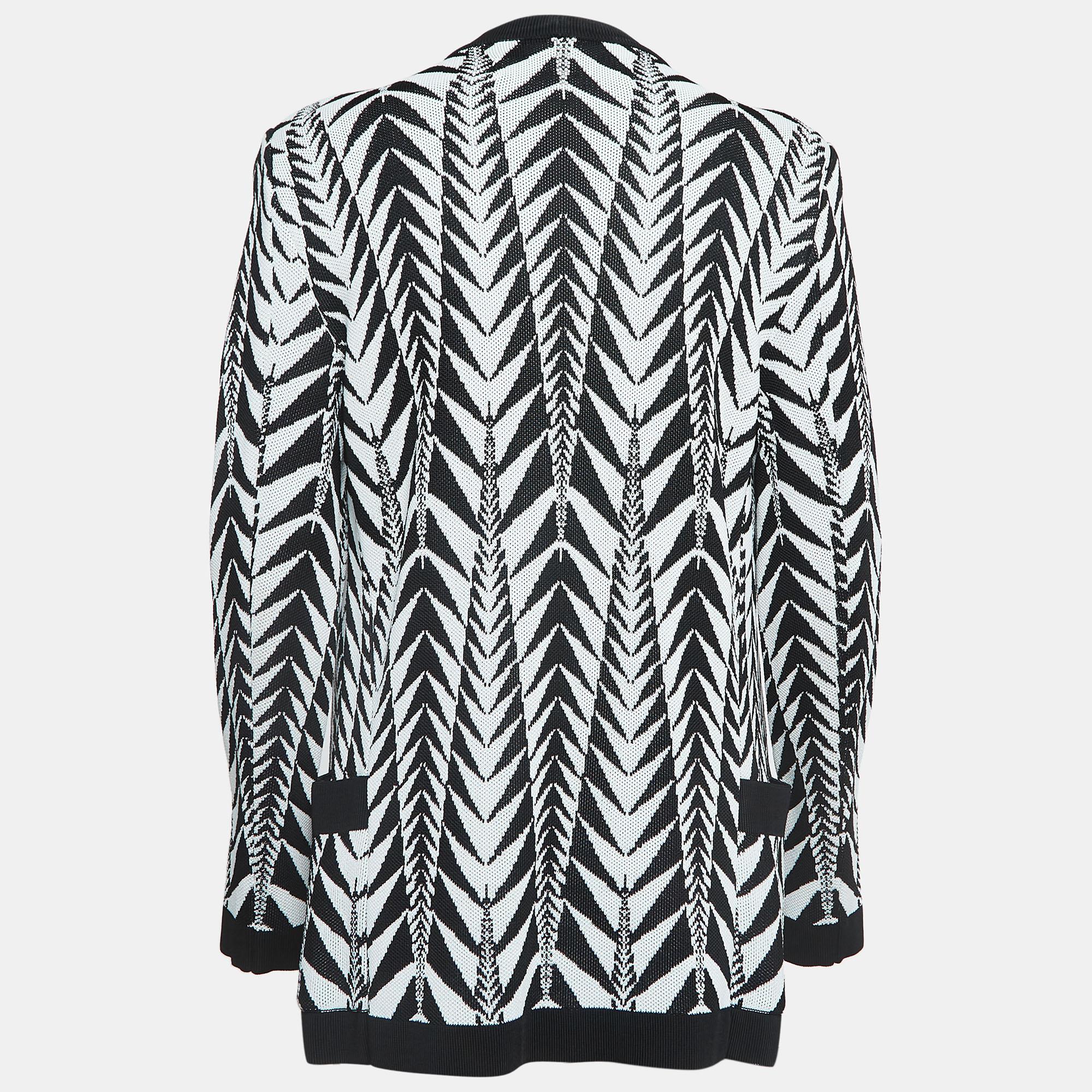 Stay warm and stylish all day as you step out wearing this cardigan from Balmain. It features an attractive design and a superb fit. Complement this cardigan by wearing it with your favorite pair of pants.

