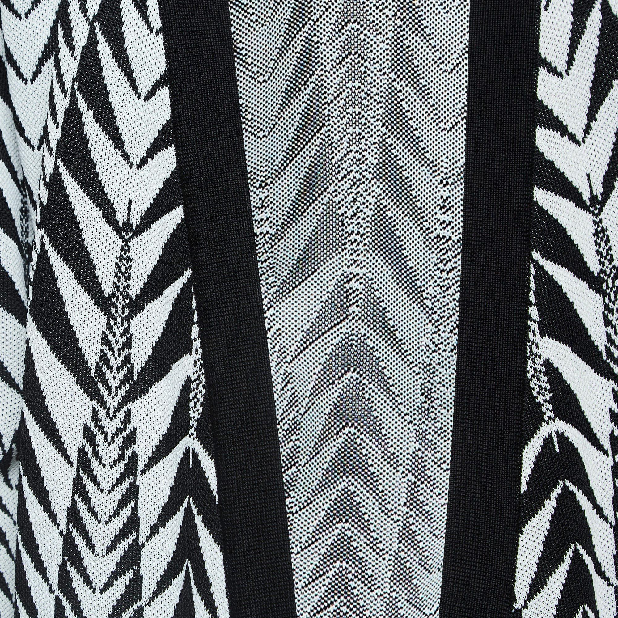 Cardigan Balmain à motifs noirs et blancs ouvert sur le devant L Bon état - En vente à Dubai, Al Qouz 2