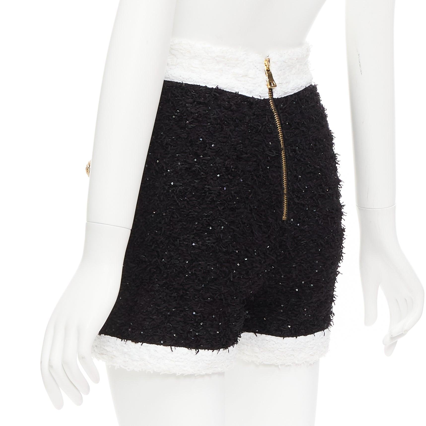 BALMAIN Schwarz-Weiß Pailletten Tweed Gold Knöpfe Reißverschluss hoch taillierte Shorts FR34 XS im Angebot 2