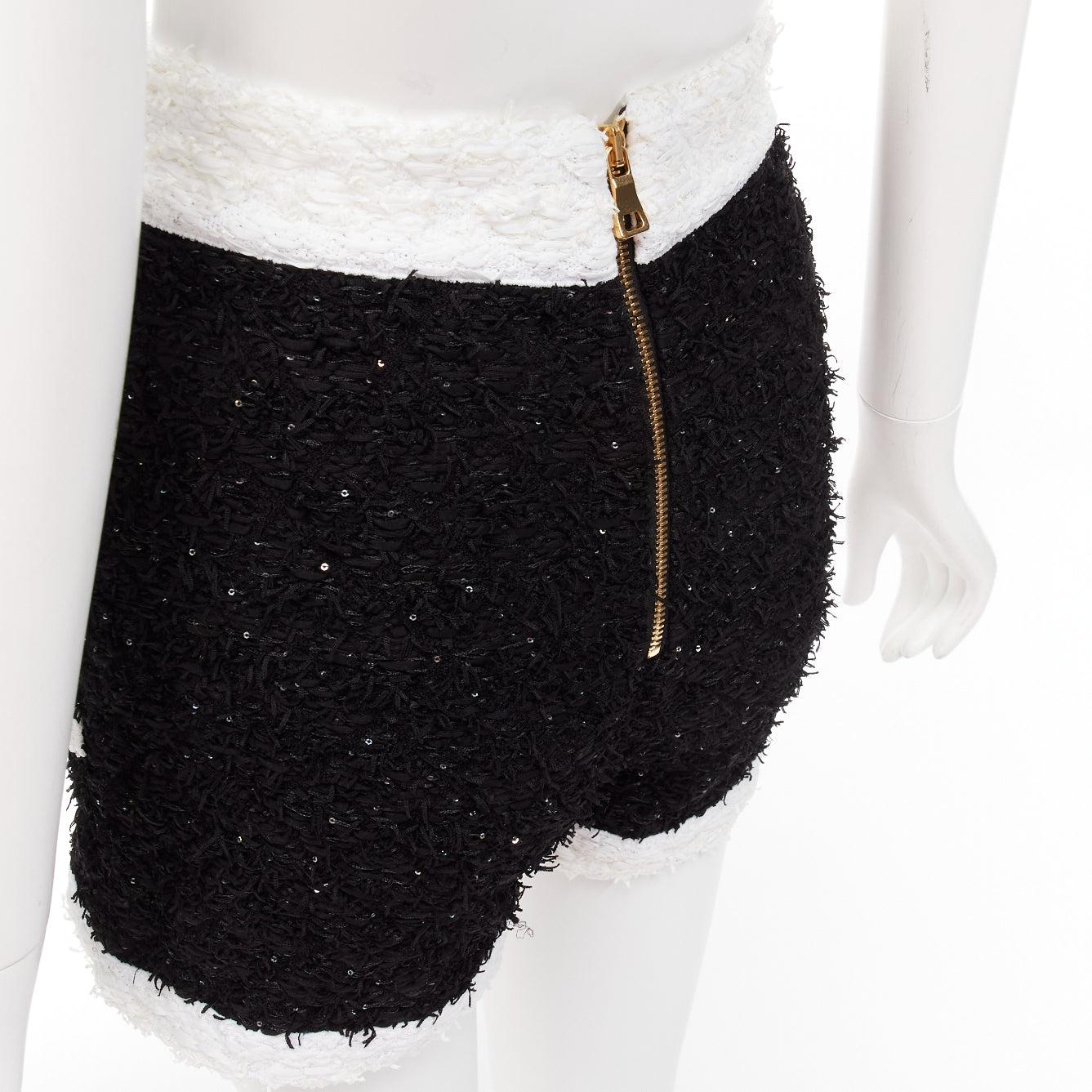 BALMAIN Schwarz-Weiß Pailletten Tweed Gold Knöpfe Reißverschluss hoch taillierte Shorts FR34 XS im Angebot 3