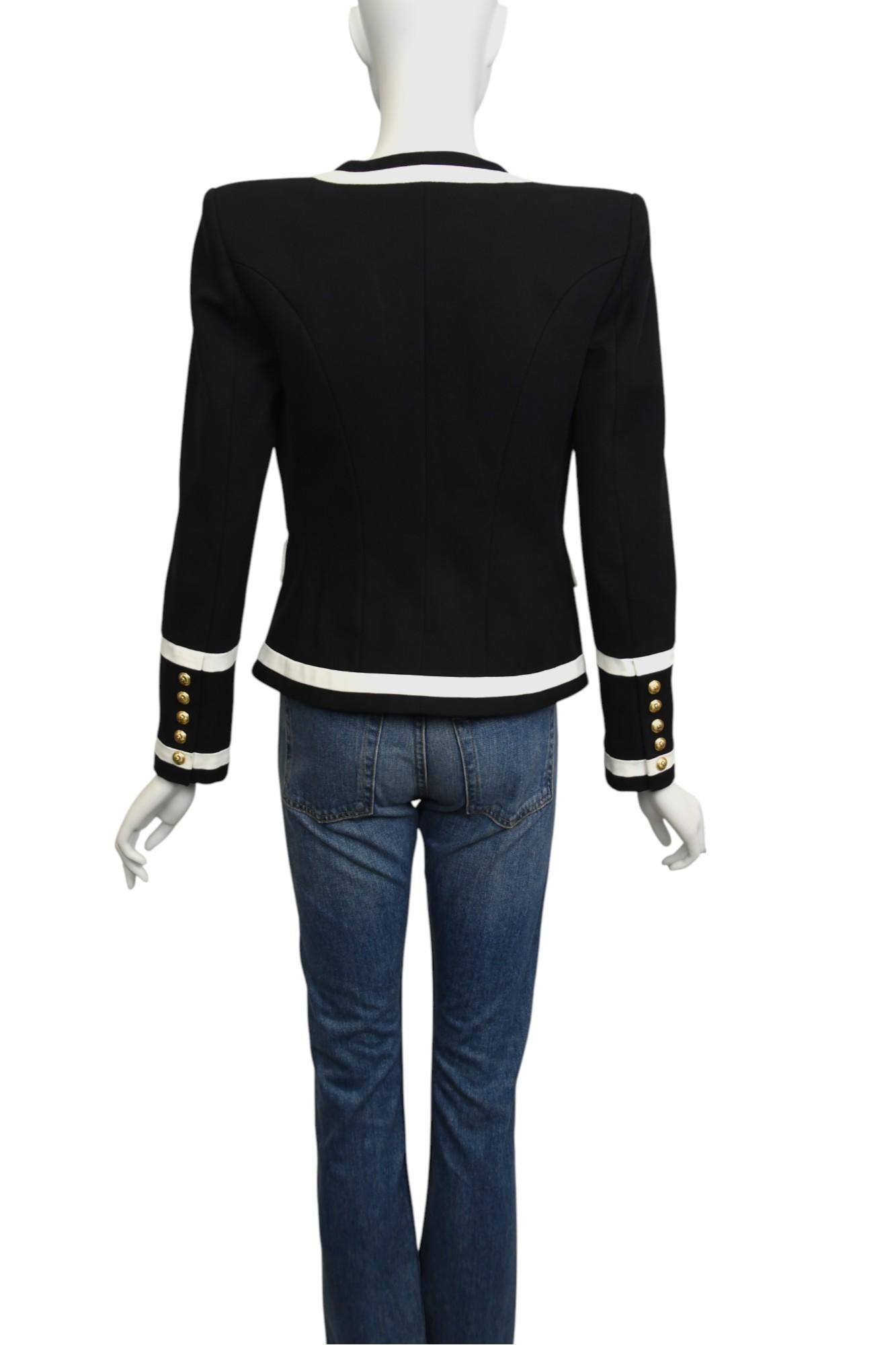 Questo straordinario blazer di Balmain combina una sartoria senza tempo con audaci dettagli a contrasto. Realizzato in tessuto strutturato nero, presenta un'elegante rifinitura bianca lungo la scollatura a V, i polsini, l'orlo e le tasche con patta.