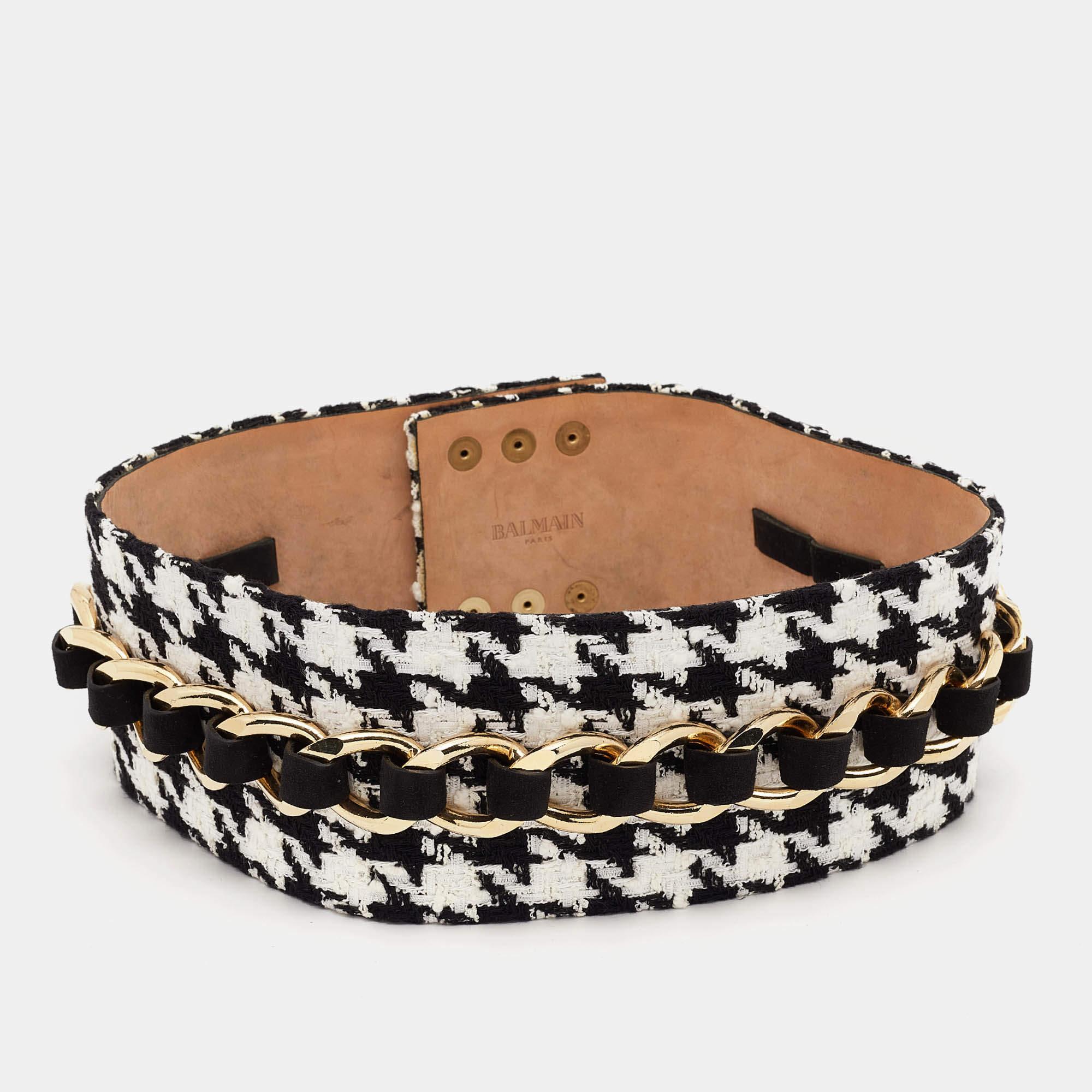 This belt from Balmain has an appealing design. The designer belt has a sturdy buckle that can be easily fastened and unfastened. The belt is perfect to adorn your waist and for making a style statement.