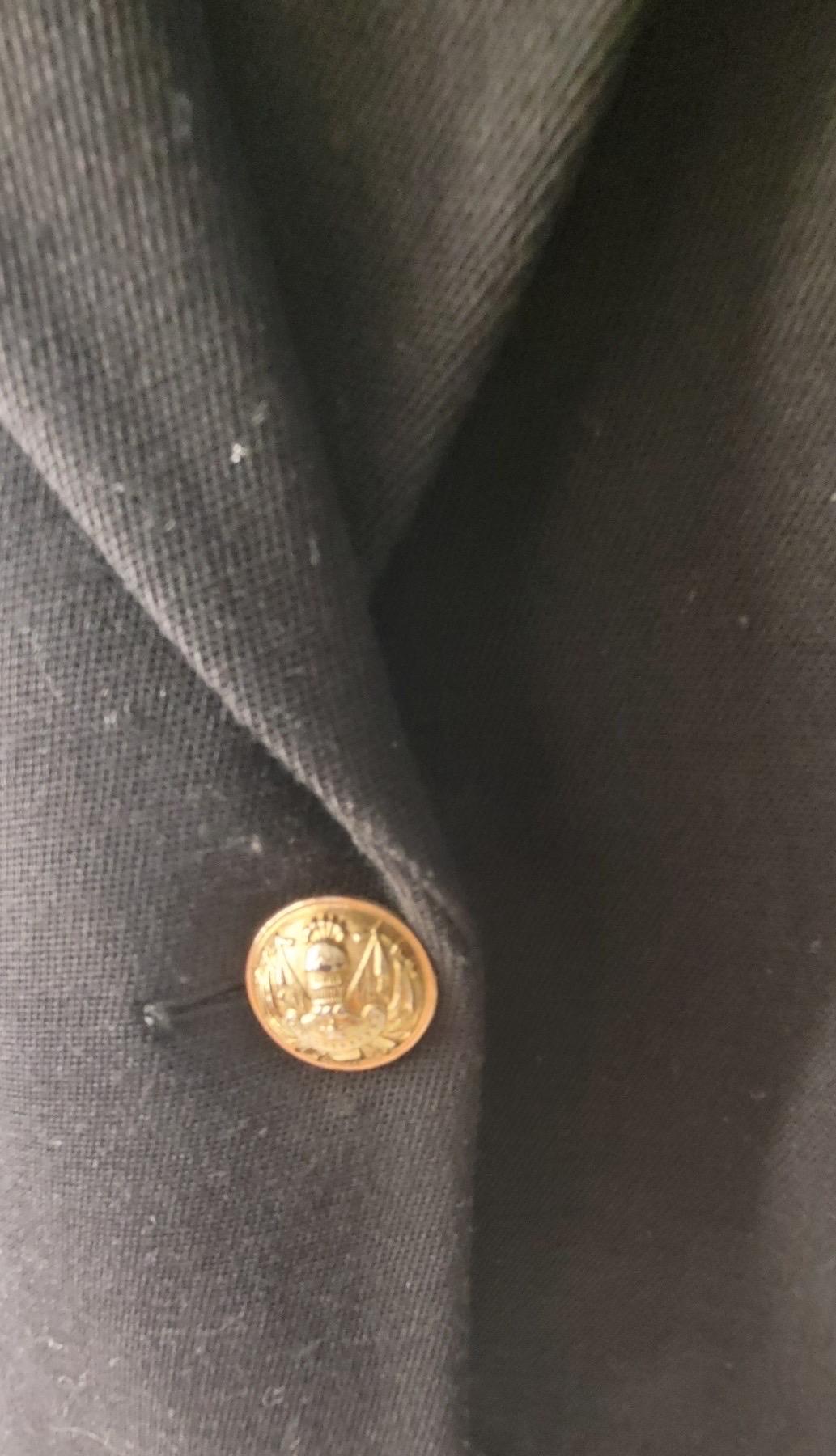     Maniche lunghe
    Spallacci
    Chiusura con bottoni in rilievo
    Due tasche con patta
    Vestibilità stretta 

Sz.38

Buone condizioni. Segni di usura visibili nelle foto (leggero pilling). 