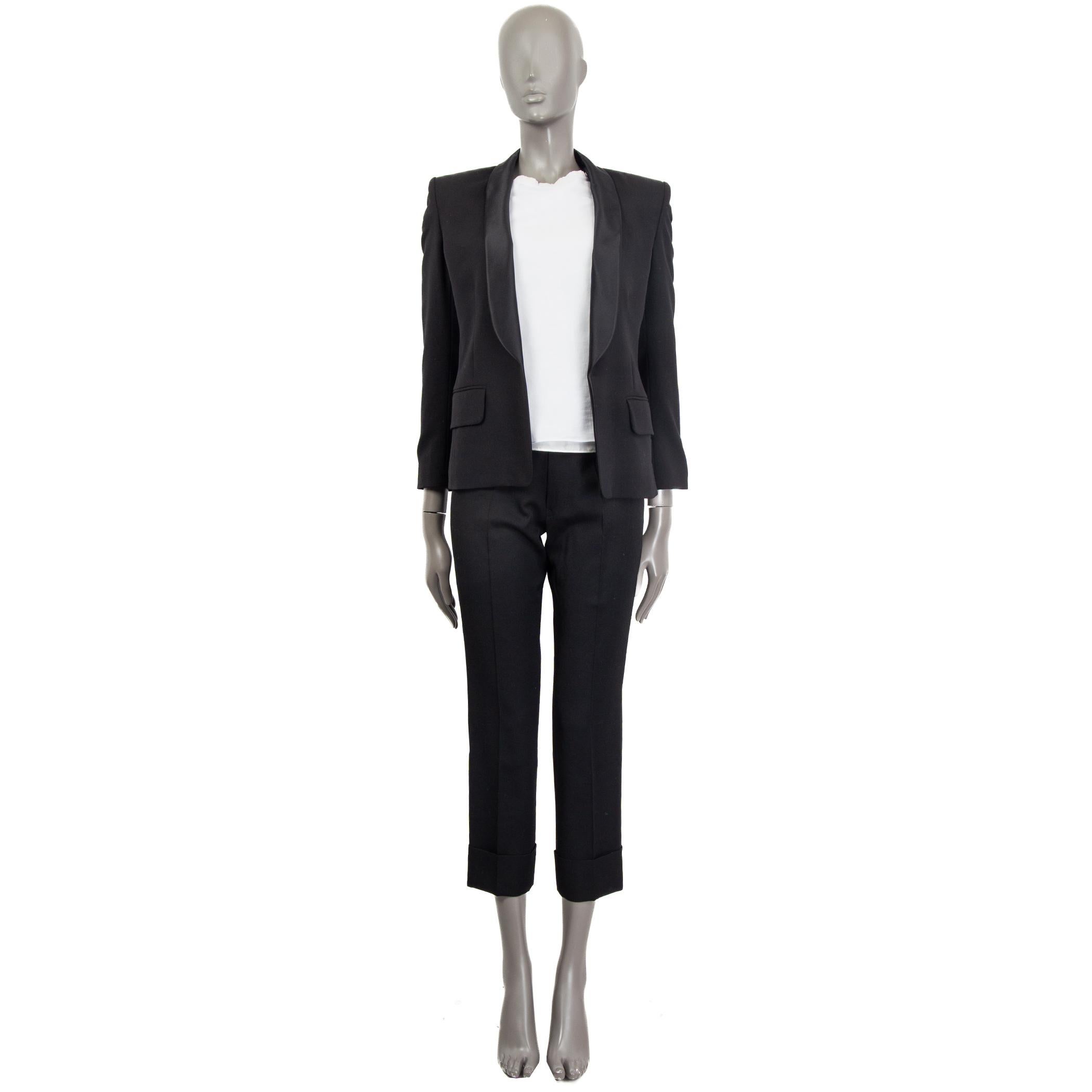 100% authentic Balmain open blazer in black wool (100%). Features a satin lapel and two flap pockets (one sewn shut) on the front. Lined in black viscose (52%) and cotton (48%). Has been worn and is in excellent condition.

Measurements
Tag