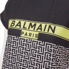 BALMAIN T-Shirt in Schwarz mit gelbem Logo-Aufdruck und hochgekrempelten Ärmeln, Größe XS