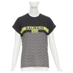 BALMAIN T-Shirt in Schwarz mit gelbem Logo-Aufdruck und hochgekrempelten Ärmeln, Größe XS