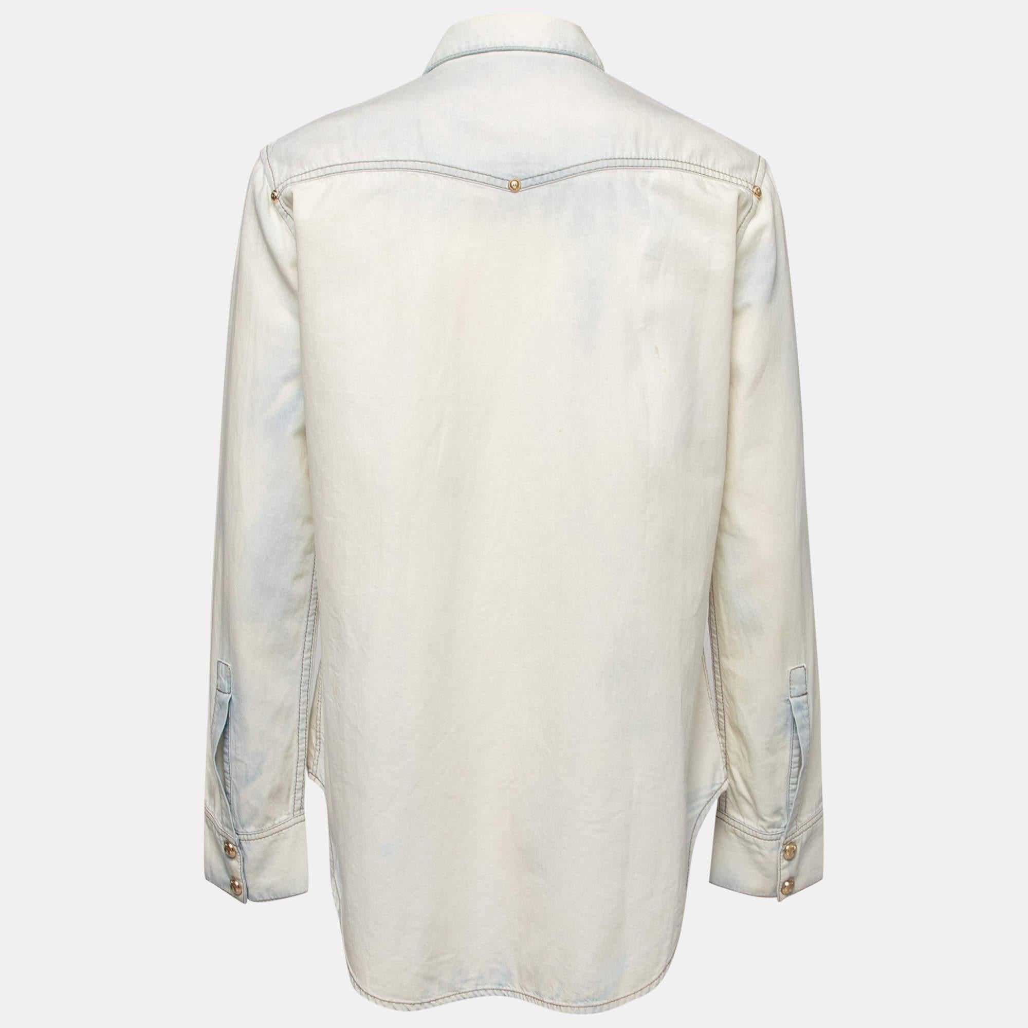 How trendy and comfy this shirt from the House of Balmain! It is designed using bleached-blue denim fabric and flaunts long sleeves, buttoned closures, and two pockets. Look smart and stylish as you wear this Balmain shirt.

