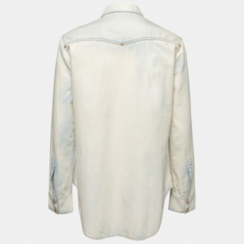 Balmain Camicia a maniche lunghe in denim blu sbiancato con bottoni davanti M In condizioni buone in vendita a Dubai, Al Qouz 2