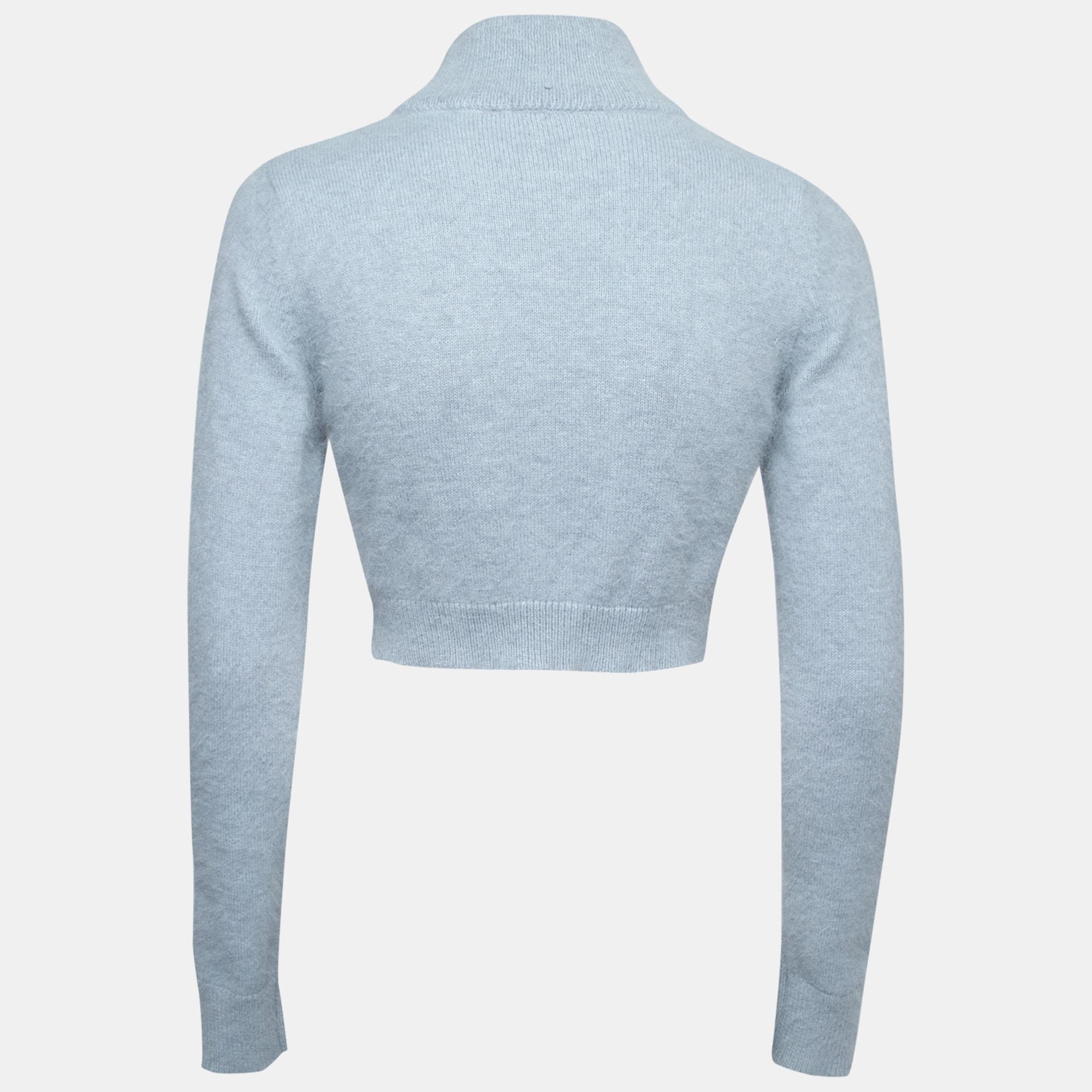 Stay warm and stylish at the same time in this fabulous sweater from Balmain. This blue sweater is made of a wool blend and features a cropped design. It flaunts a high neck and long sleeves. Pair it with denims and smart ankle boots for making a