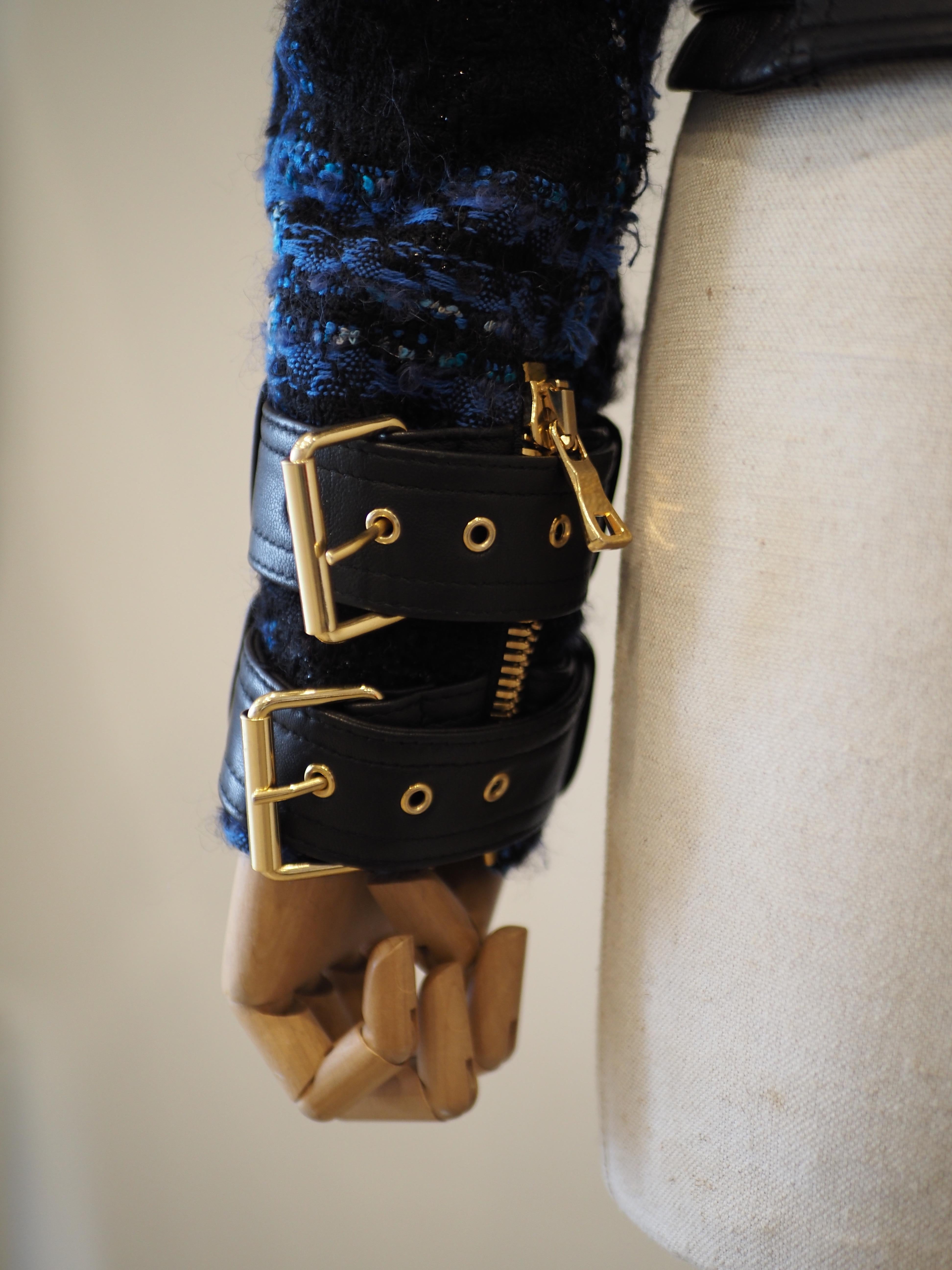Balmain blue black lamb viscose jacket
gold tone hardware
totally made in france
size 36 fr
