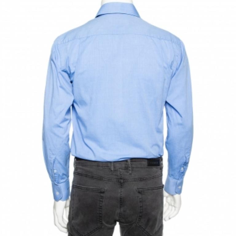 Taillée avec précision dans du coton, cette chemise bleue de Balmain sera un élément incontournable de votre garde-robe. Il présente des manches longues et des boutons sur tout le devant. Il ajoutera à votre style formel.