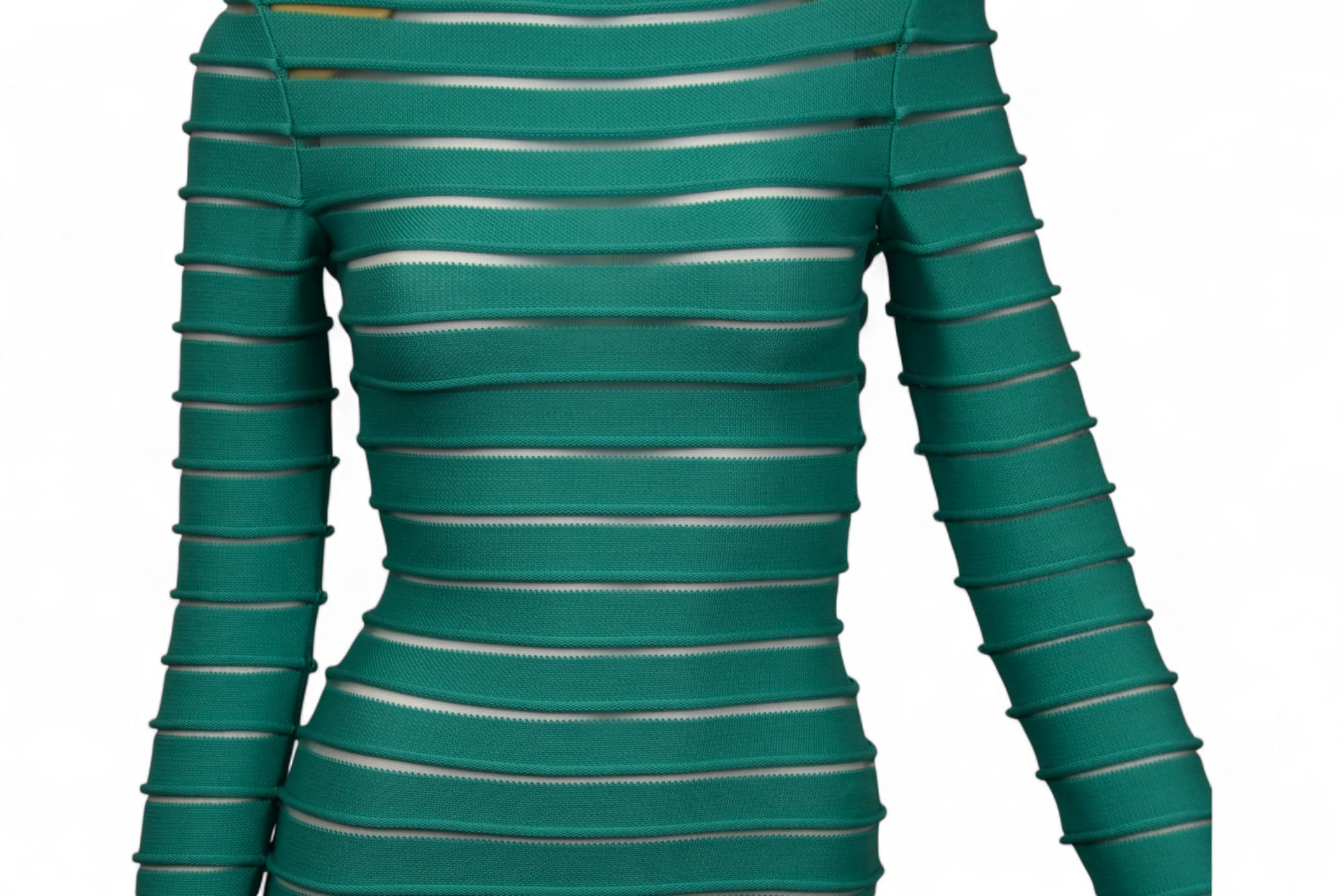 Fai colpo con questo sorprendente mini abito a fascia di Balmain, realizzato in una vivace tonalità di verde e con un audace design a ritagli orizzontali. Caratterizzato da maniche lunghe, scollatura a girocollo e silhouette aderente alle curve,