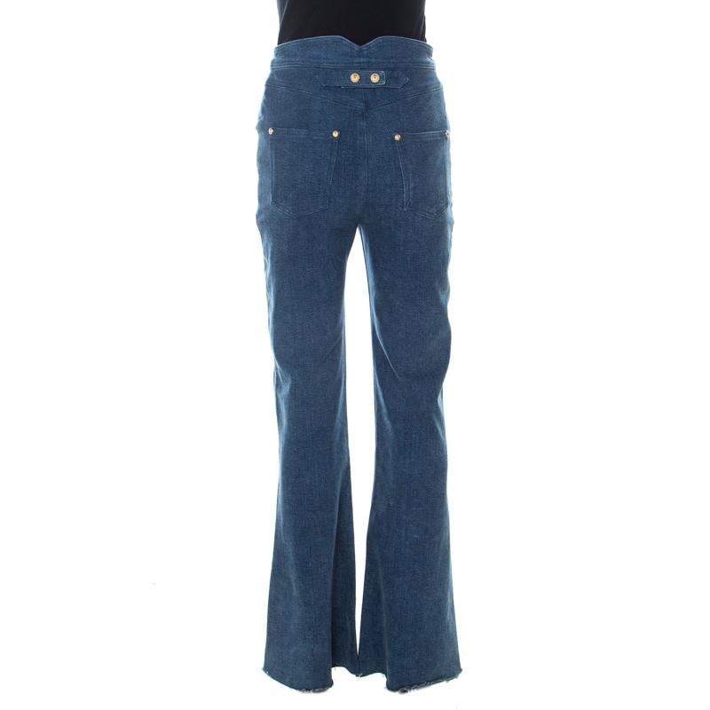 These jeans from Balmain are amazingly stylish! The high-waisted jeans are made of a cotton blend and have been styled with flared bottoms. They flaunt a gold-tone buttons on the waist and external pockets. The smart denim finish lends them a chic