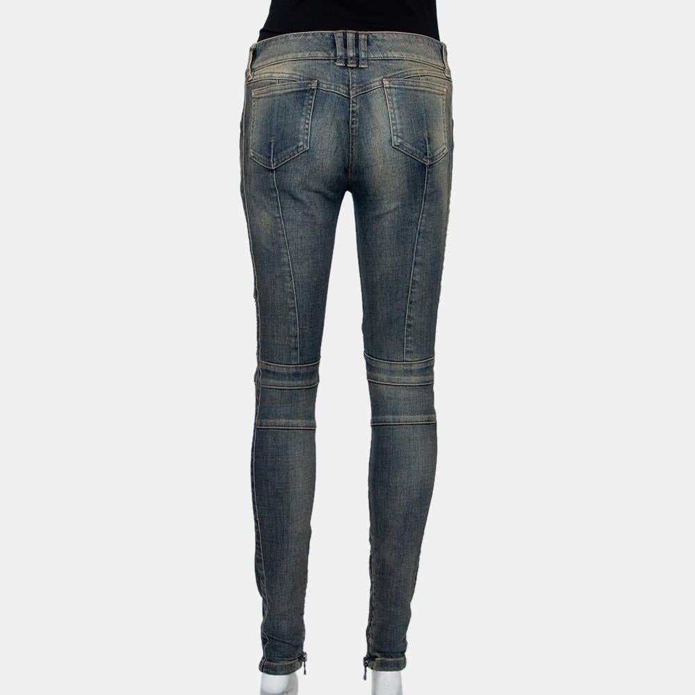 Questo paio di jeans Balmain sarà la tua prossima scelta! Realizzati in denim blu, i jeans sono stati disegnati in stile biker con pannelli trapuntati e zip. Rifinito con un effetto sbiadito su tutta la superficie, questo paio ti offrirà un'ottima