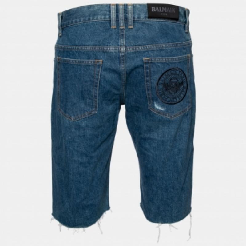 A suave pair of shorts to add to your wardrobe is this blue one from Balmain. Made from comfortable cotton, these shorts feature a distressed design, frayed edges on the hems, a buttoned closure, and external pockets.