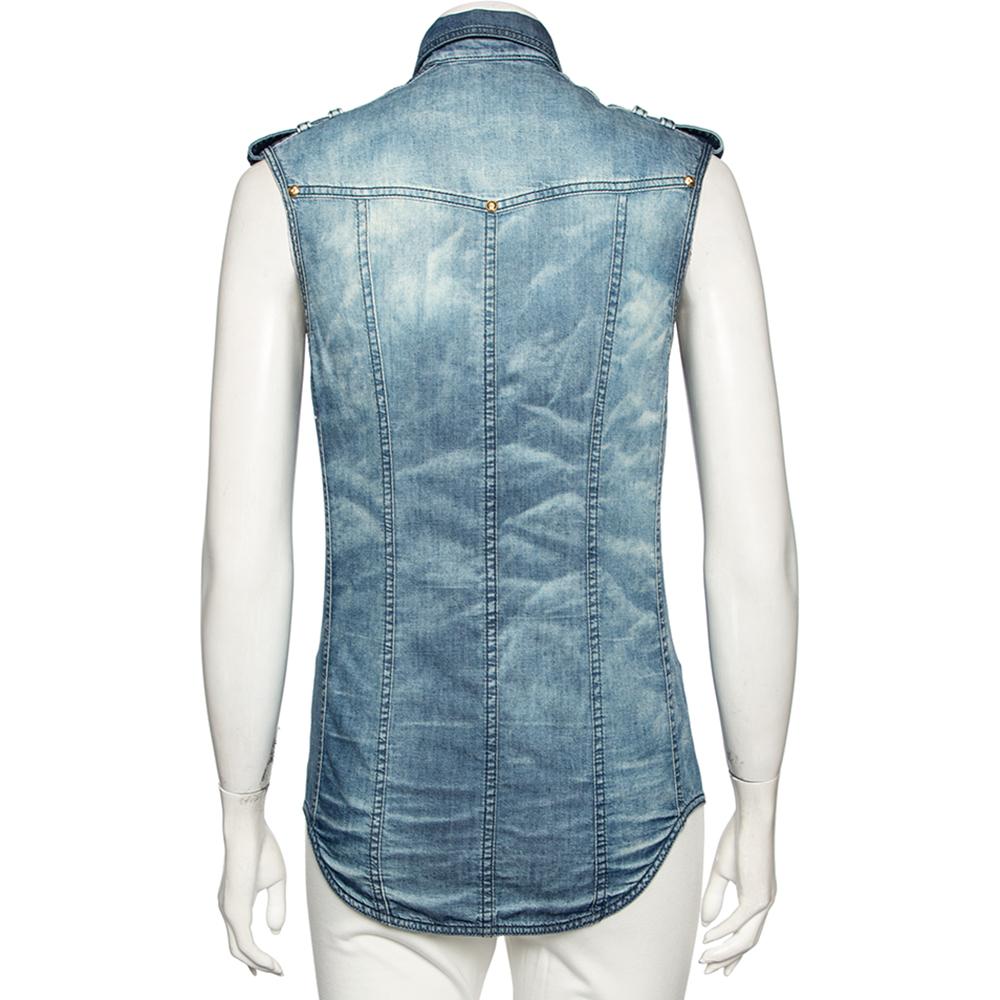 This sleeveless shirt from Balmain is perfect to add to your chic and edgy wardrobe! The blue creation is made of cotton and features a faded effect. It flaunts gold-tone button fastenings and sharp collars. Pair it with high-waisted denims and