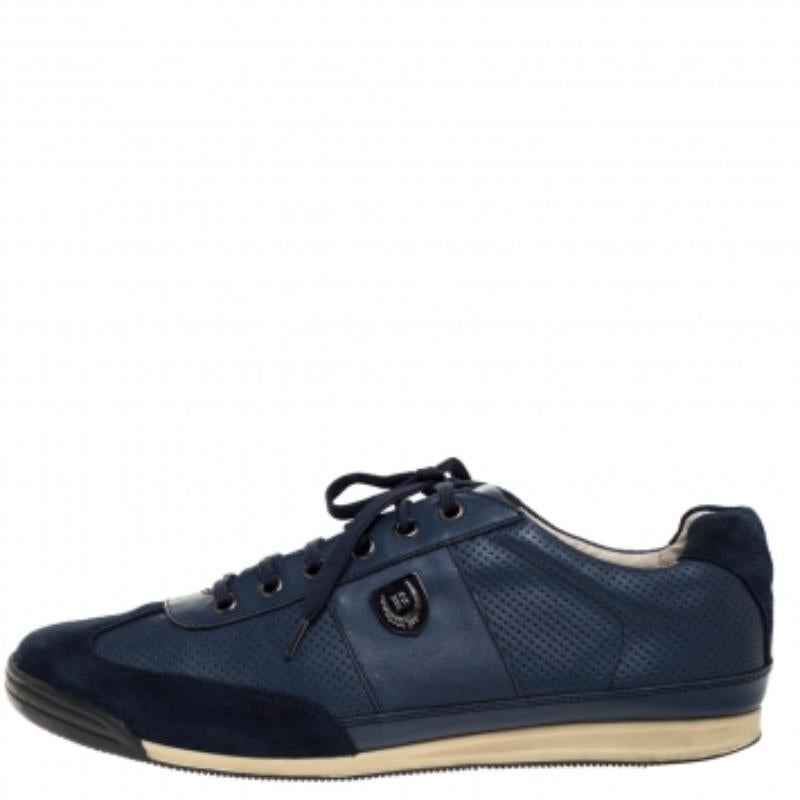 Diese Balmain Sneakers sind trendy und versprechen maximalen Komfort und Stil. Sie sind aus perforiertem Leder und Wildleder gefertigt und in einem schönen Blauton gehalten. Sie haben eine runde Zehenpartie, ein geschnürtes Oberteil, Metallbeschläge