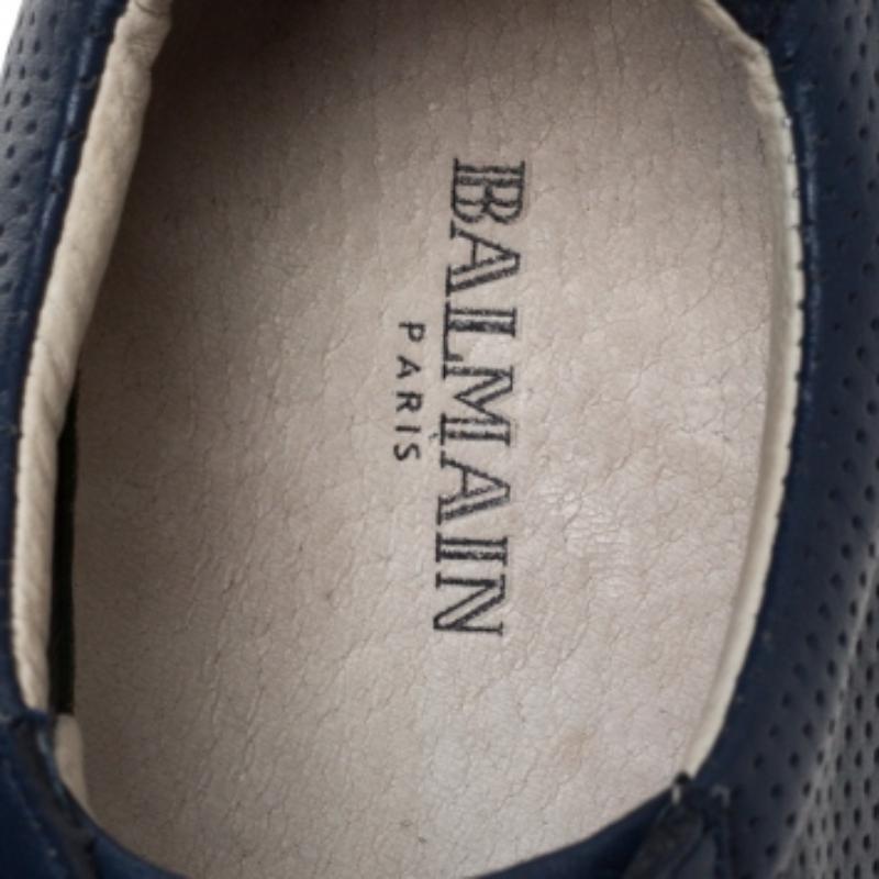 Balmain Blau Perforierte Turnschuhe aus Leder und Wildleder mit Schnürung Größe 43 im Angebot 2