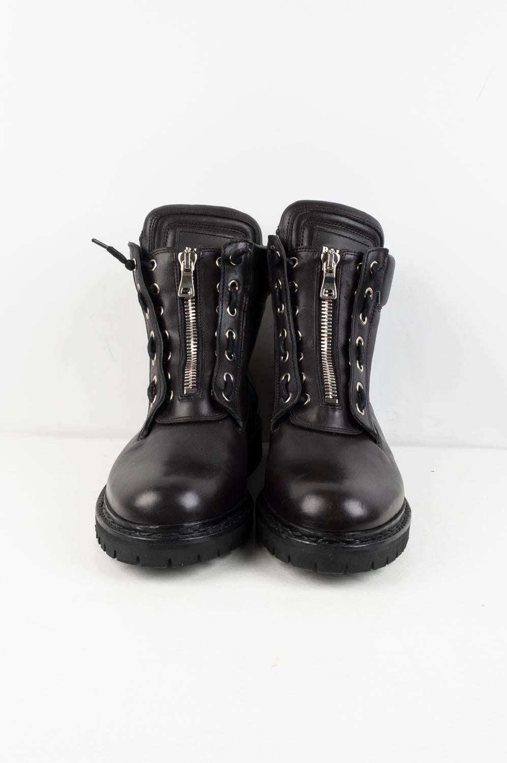 Item for sale is 100% genuine Balmain Boots Leather Men Shoes, S316
Color: Black
(An actual color may a bit vary due to individual computer screen interpretation)
Material: Leather
Tag size: 40 EUR
These shoes are great quality item. Rate 9 of 10,