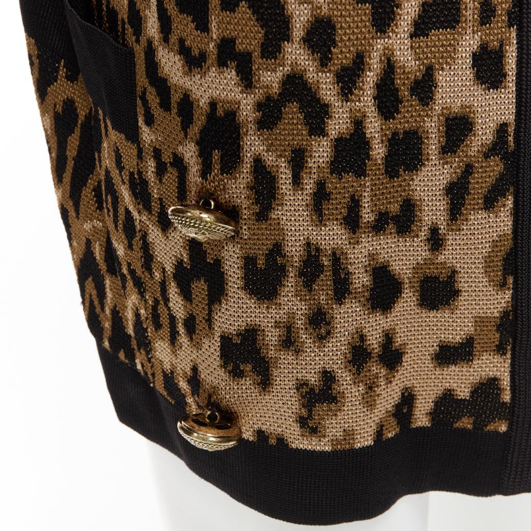 BALMAIN braune Leoparden-Jacquard-Powerschulter-Strickjacke mit Goldknöpfen FR38 M
Referenz: DYTG/A00008
Marke: Balmain
Designer: Olivier Rousteing
MATERIAL: Viskose
Farbe: Braun, Schwarz
Muster: Leopard
Zusätzliche Details: Dekorative goldene