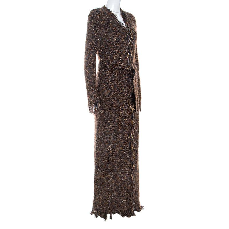 This stylish cardigan by Balmain makes a lasting impression on a formal or casual occasion. It comes in a stunning shade of metallic brown. Crafted from quality materials, this boucle knit cardigan features lovely fringe detailing and is perfect for