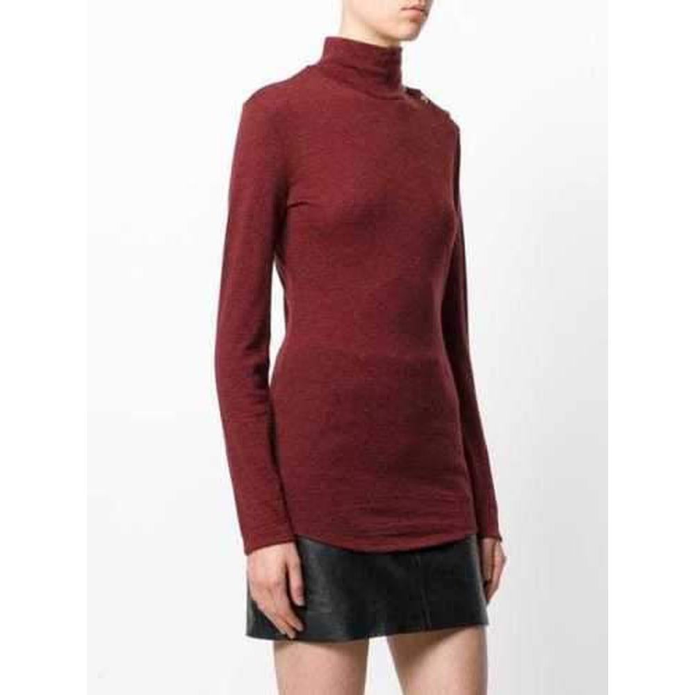 ThIs burgundy mid-weight wool style fits close to the body and is accented with signature gold press-stud fastenings at the shoulder.
Burgundy, mid-weight wool-knit.
Roll-neck, long sleeves.
Gold-tone metal press-stud fastening roll-neck and