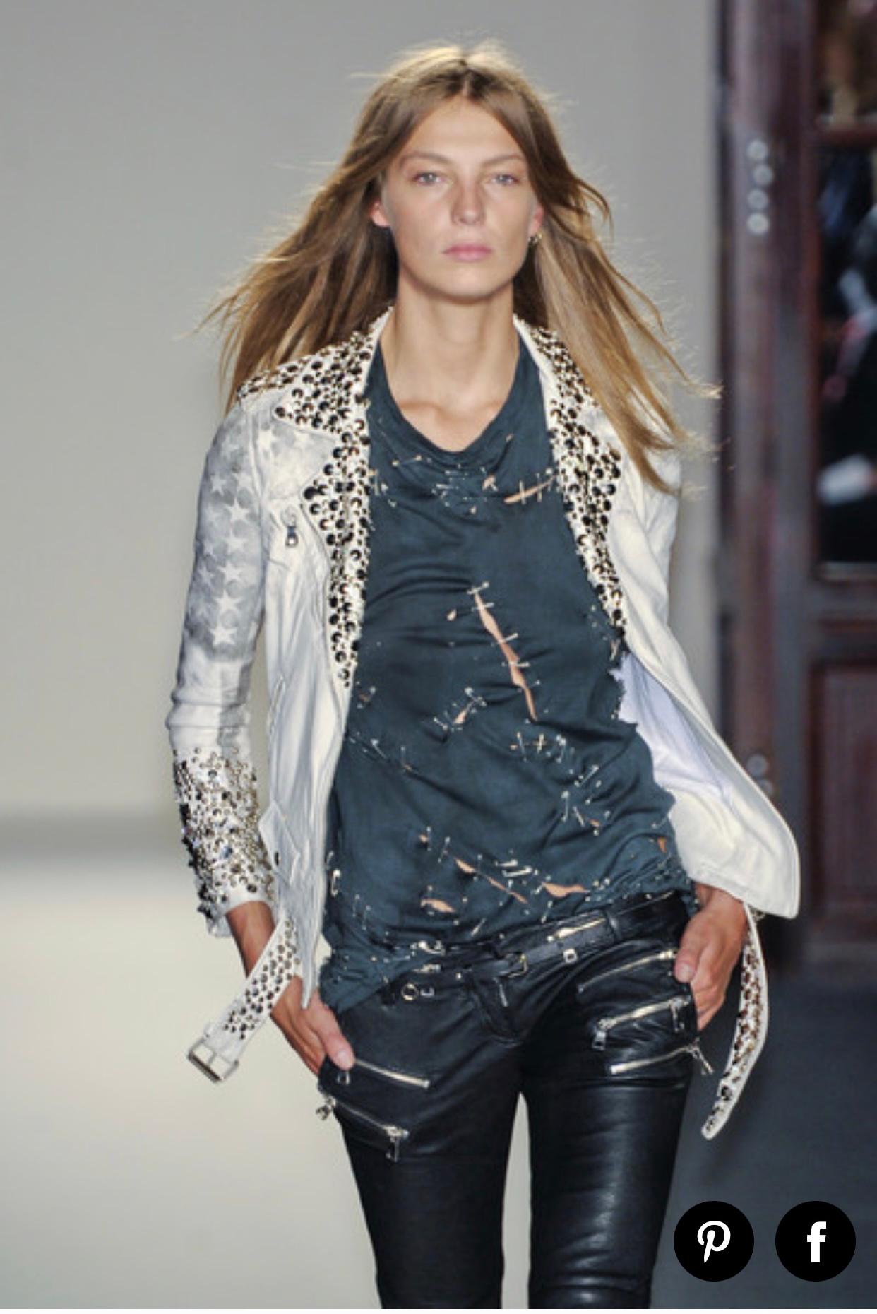 2011 Balmain by Christophe Decarnin Runway Blouson clouté en cuir d'agneau de style moto blanc avec épingle de sûreté et imprimé drapeau américain. 
Aspect vieilli
Taille 38 

***il y a une petite  1 mm de tache sur le devant droit de la veste (voir