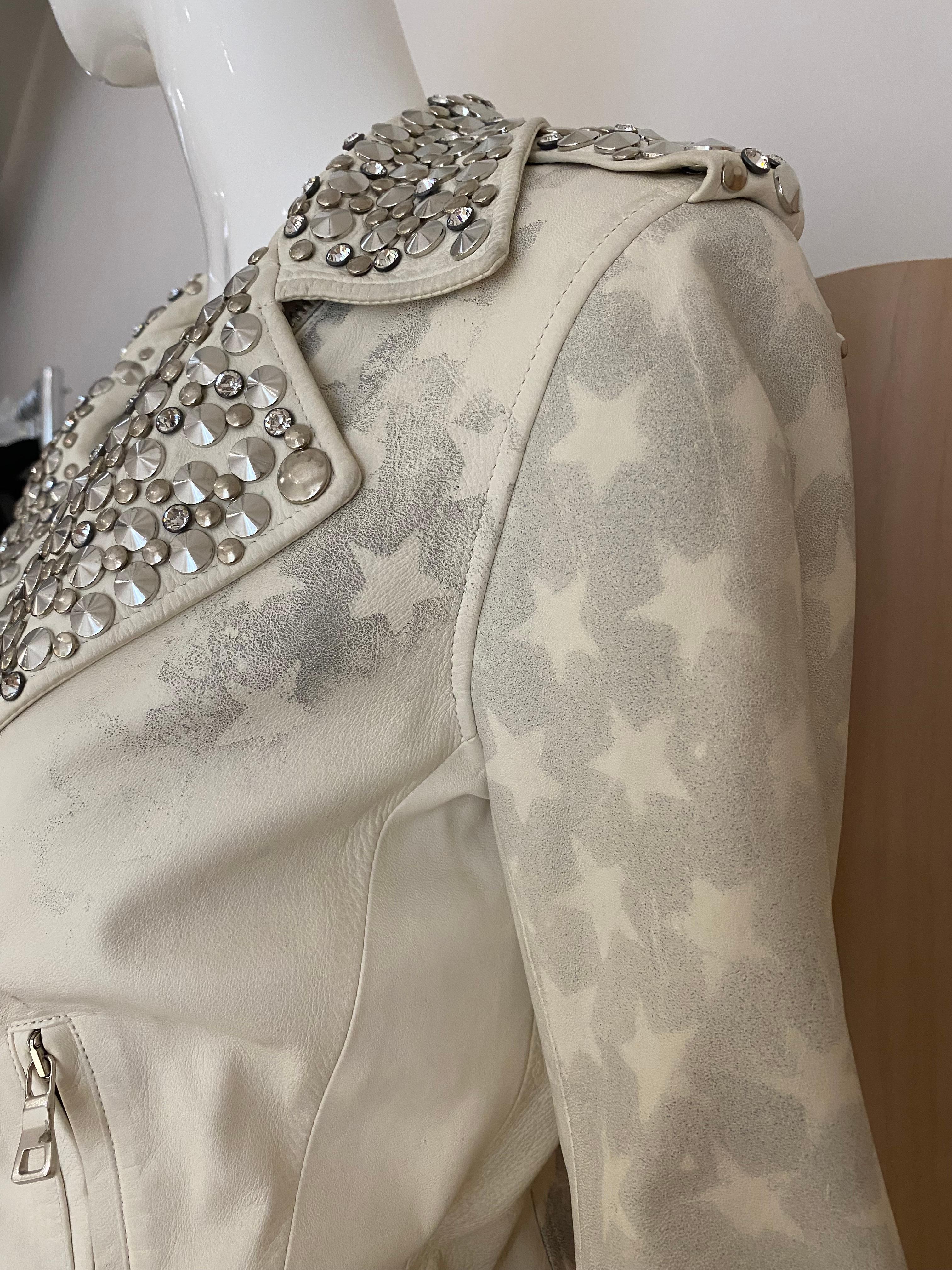 BALMAIN par Christophe Decarnin Veste cloutée en cuir blanc de défilé 1