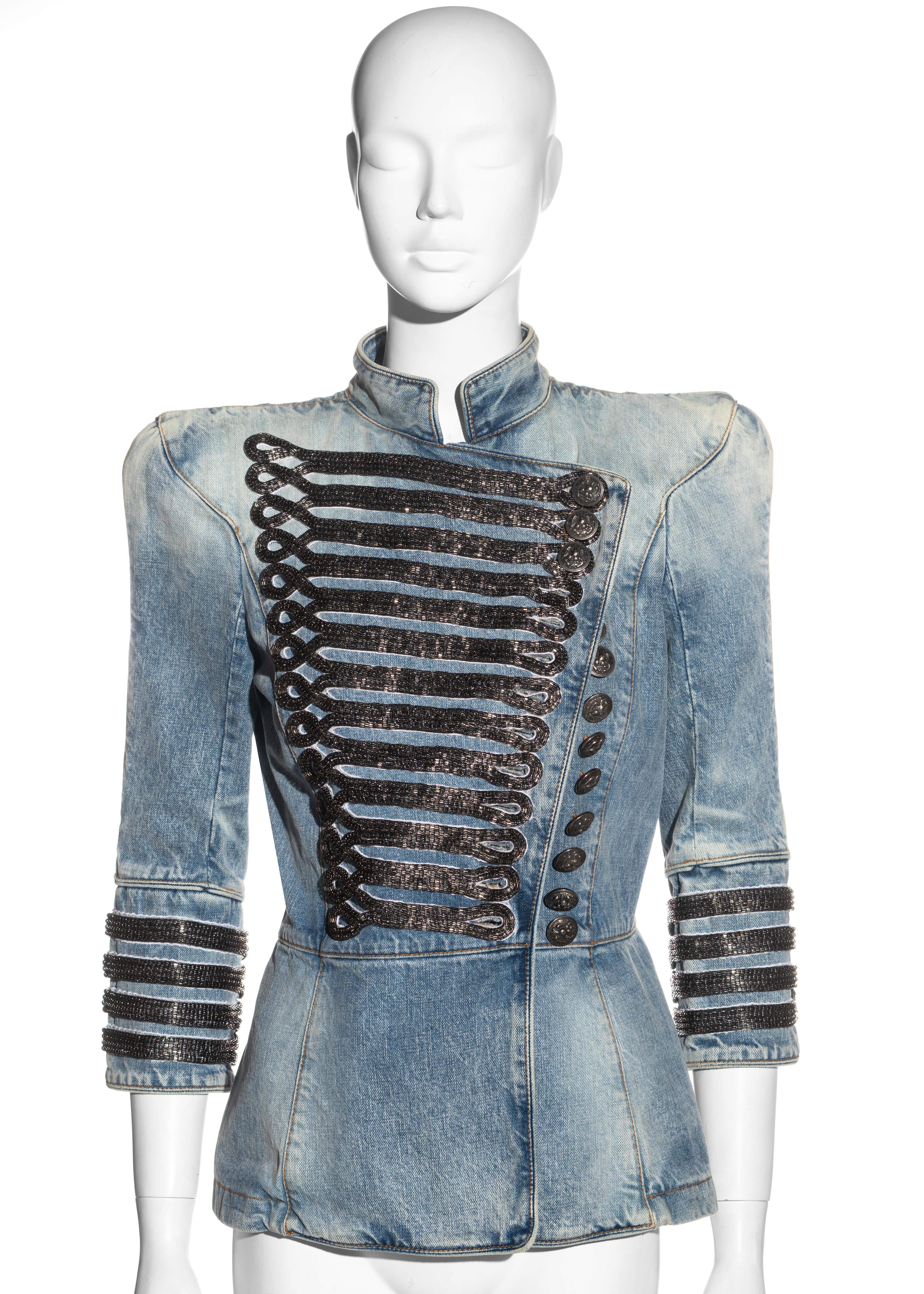 ▪ Balmain Stonewash Denim Drummer Jacke
▪ Entworfen von Christophe Decarnin
▪ Perlenfrosch 
▪ Große Metallknöpfe 
▪ Pagode Schulterpolster
▪ Größe klein
▪ Frühjahr-Sommer 2009

