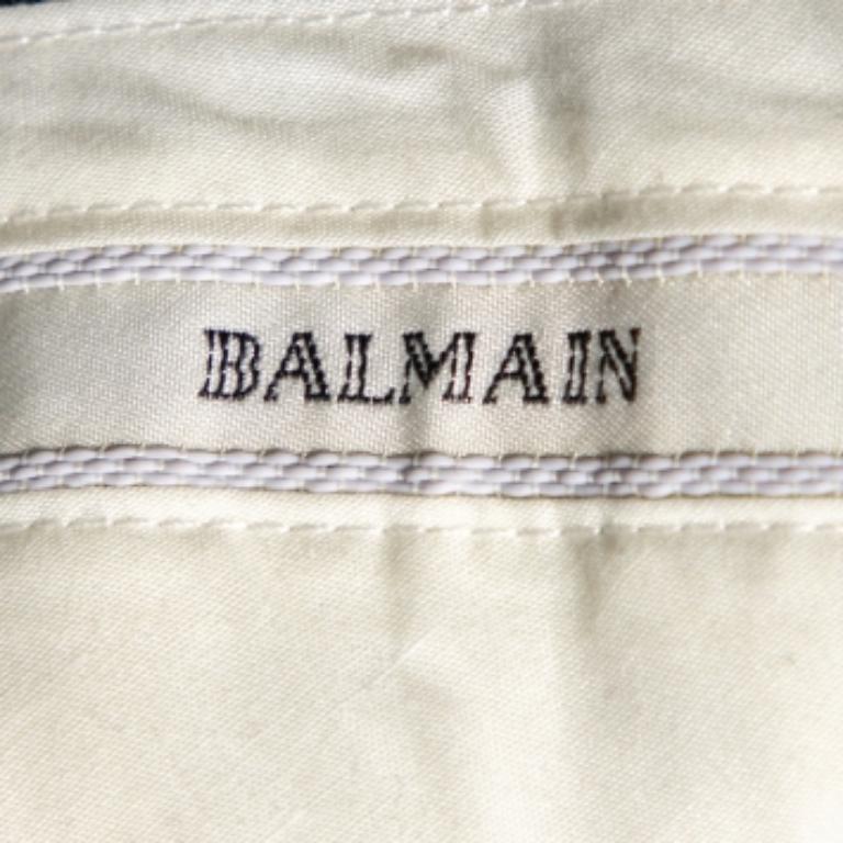 Diese Super 100's Hose aus dem Hause Balmain besticht durch ihr Design und ihre Passform. Die aus anthrazitfarbenem Wollstoff geschneiderte Hose ist mit einem Knopfverschluss und vier Taschen ausgestattet. Diese elegante, stilvolle und trendige Hose