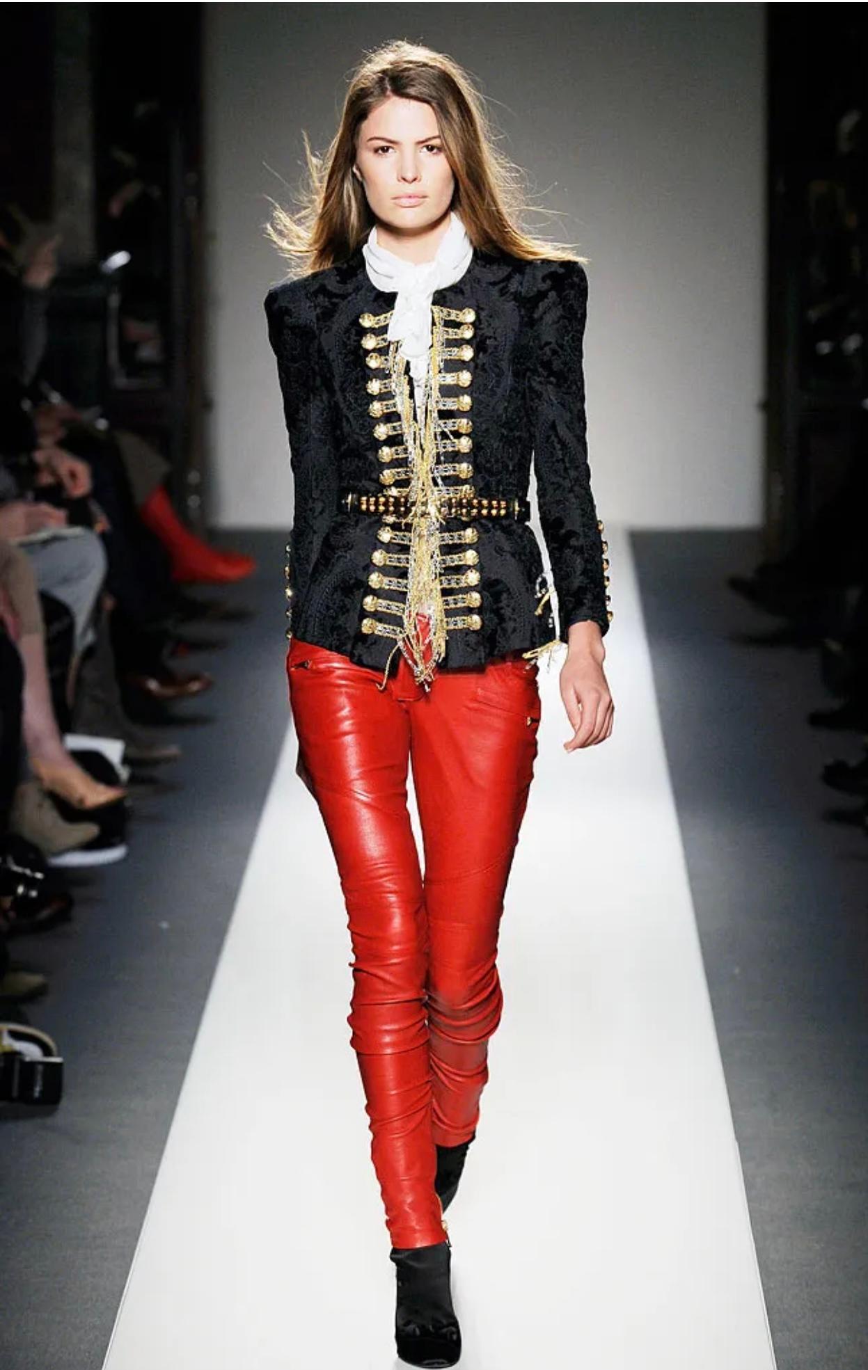BALMAIN Christophe Decarnin Pasarela F/W 2010 Chaqueta de seda bouclé con adornos de cadenas en venta 9