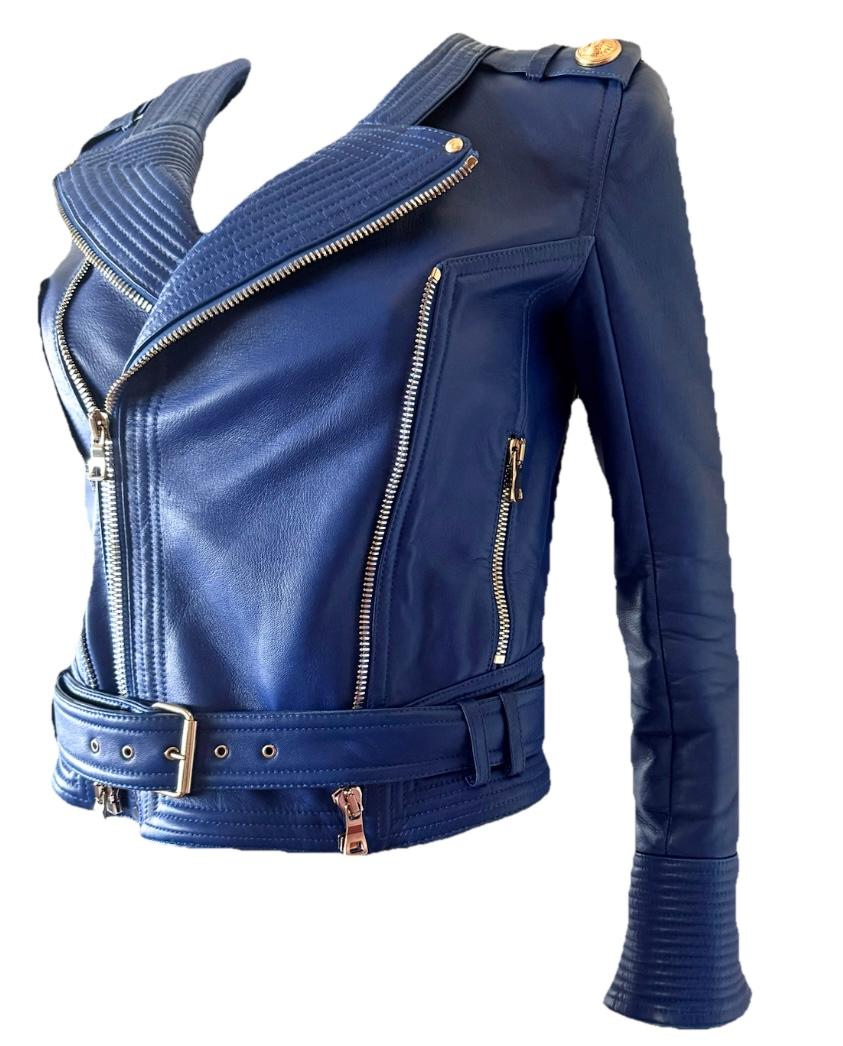 BALMAIN Kobaltblaue Lammfell gesteppte Biker Moto Jacke mit goldener Hardware FR 34 (Blau) im Angebot