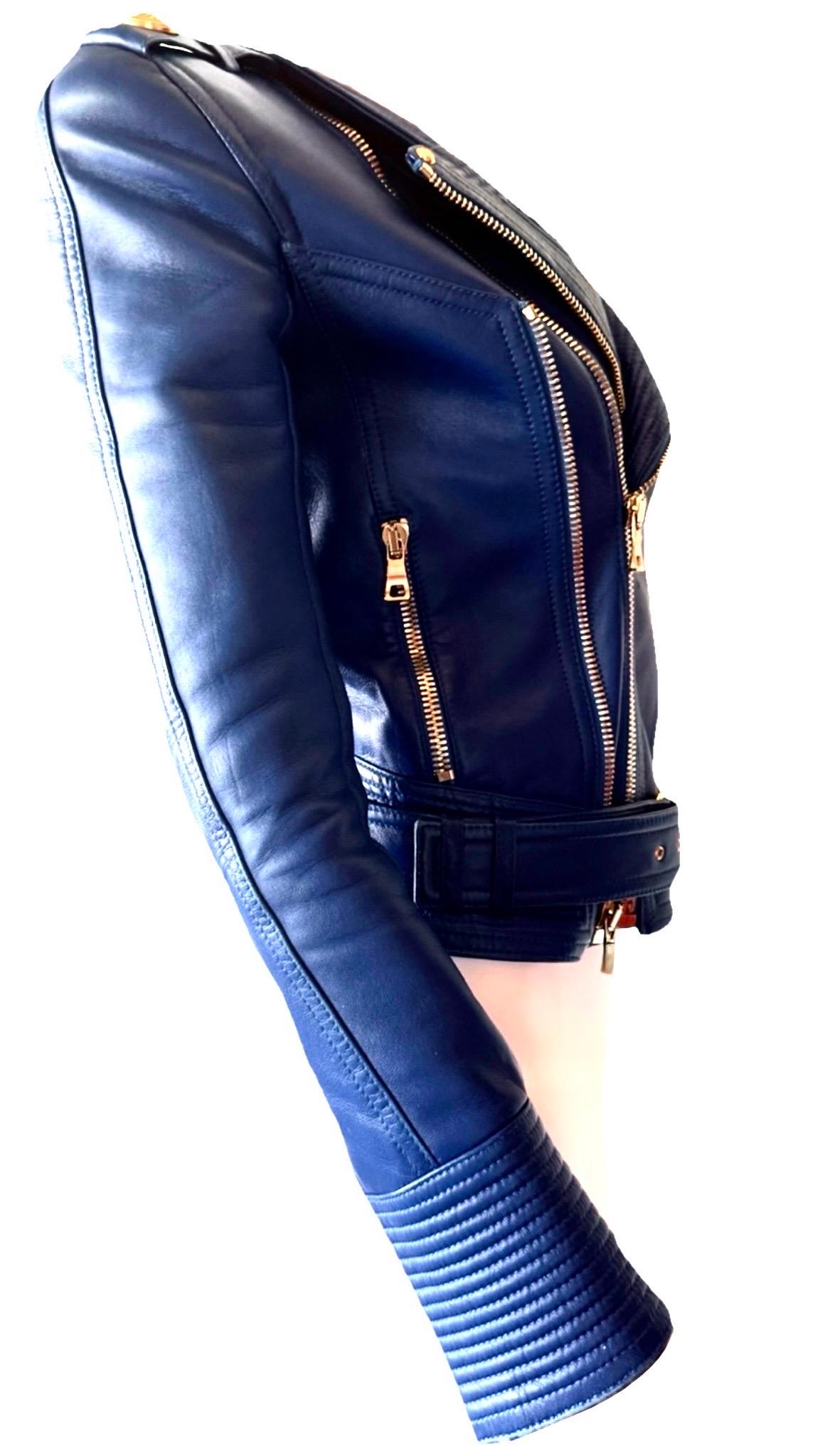 BALMAIN Kobaltblaue Lammfell gesteppte Biker Moto Jacke mit goldener Hardware FR 34 im Zustand „Gut“ im Angebot in Woodland Hills, CA