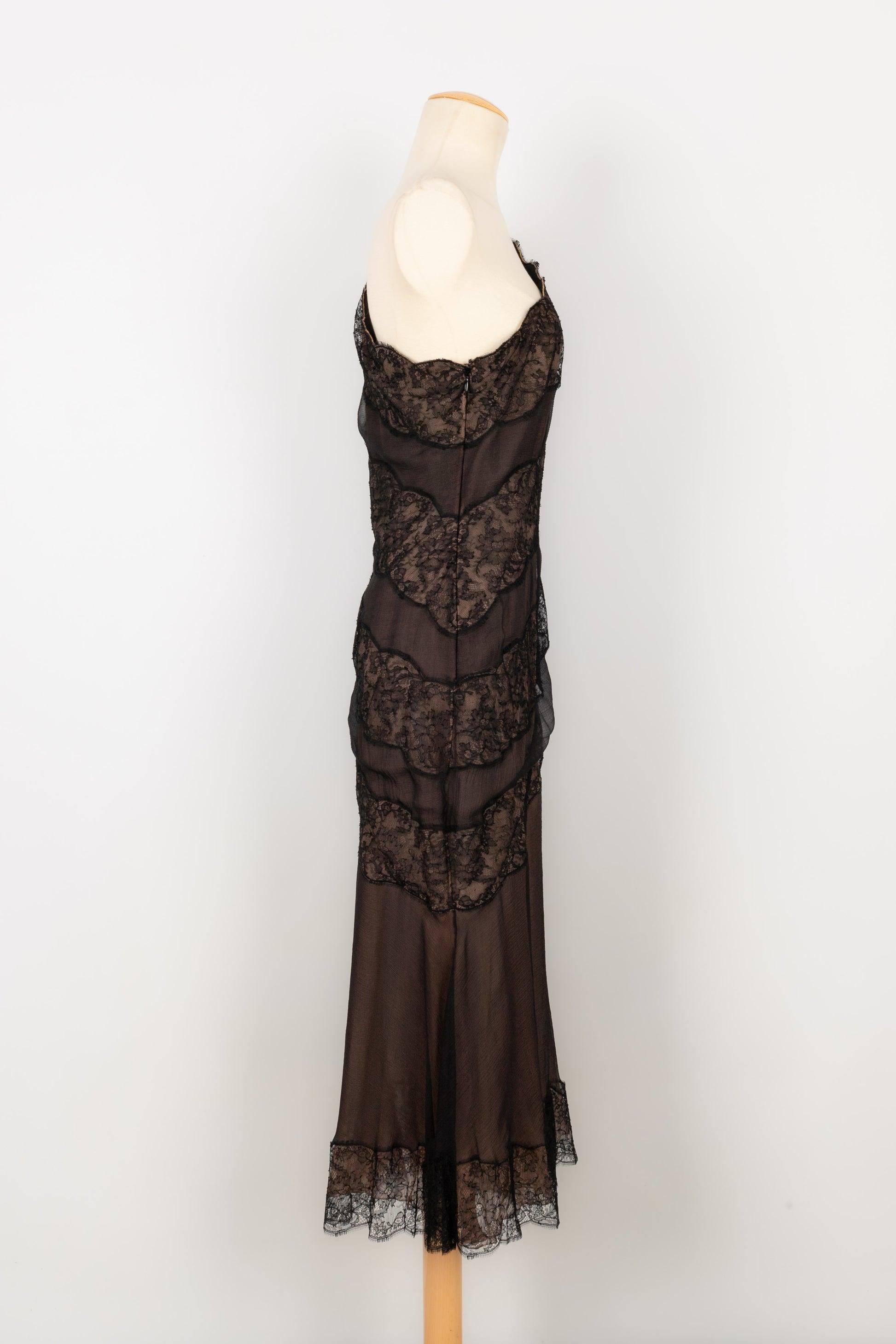 Balmain - Haute Couture dress in silk crepe and transparent black lace. No size indicated, it fits a 40FR. Circa en of the 1990s/ beginning of the 2000s, under the artistic direction of Oscar De La Renta.

Additional information:
Condition: Very