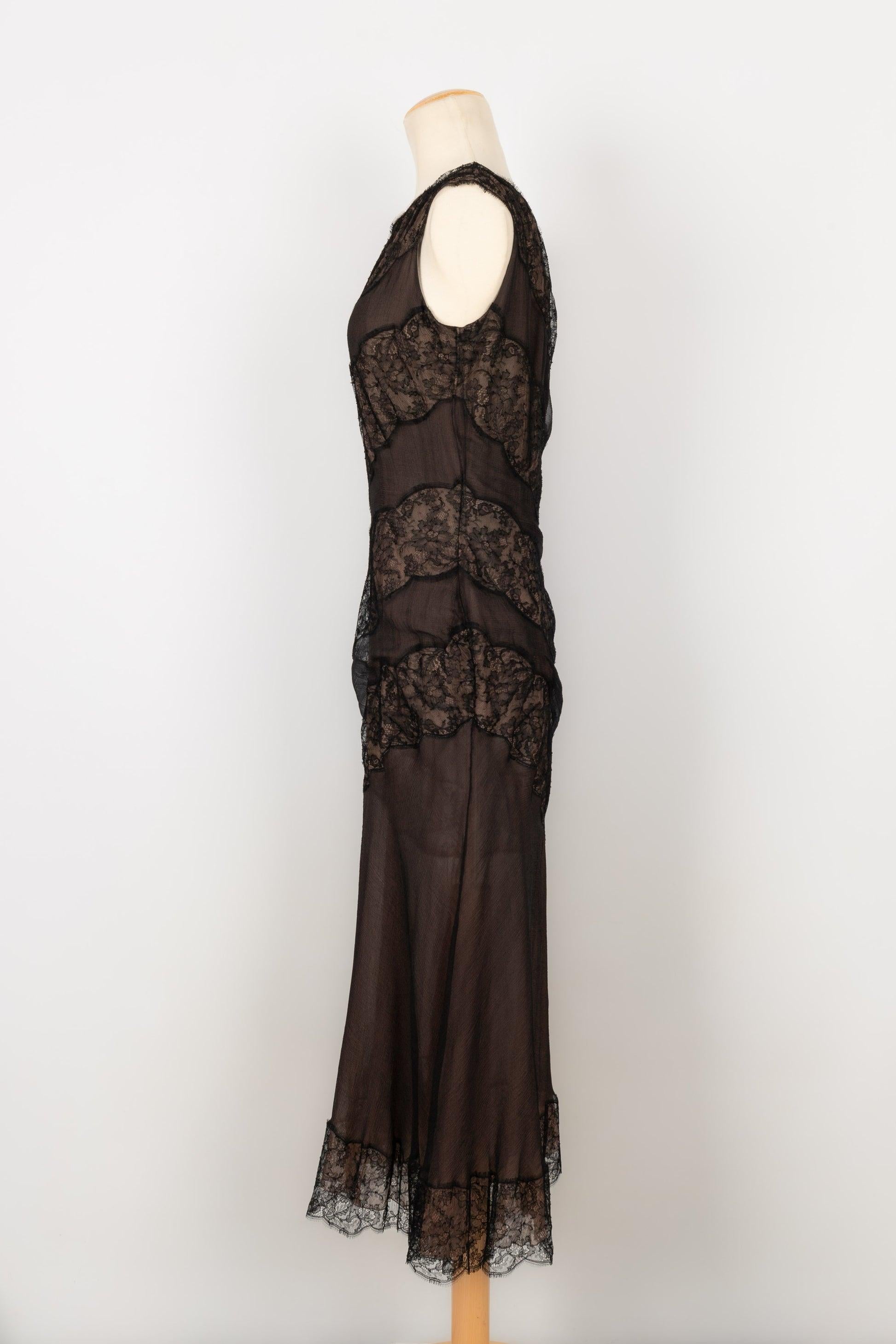 Robe Couture Balmain en crêpe de soie et dentelle noire transparente, vers 1990 Excellent état - En vente à SAINT-OUEN-SUR-SEINE, FR