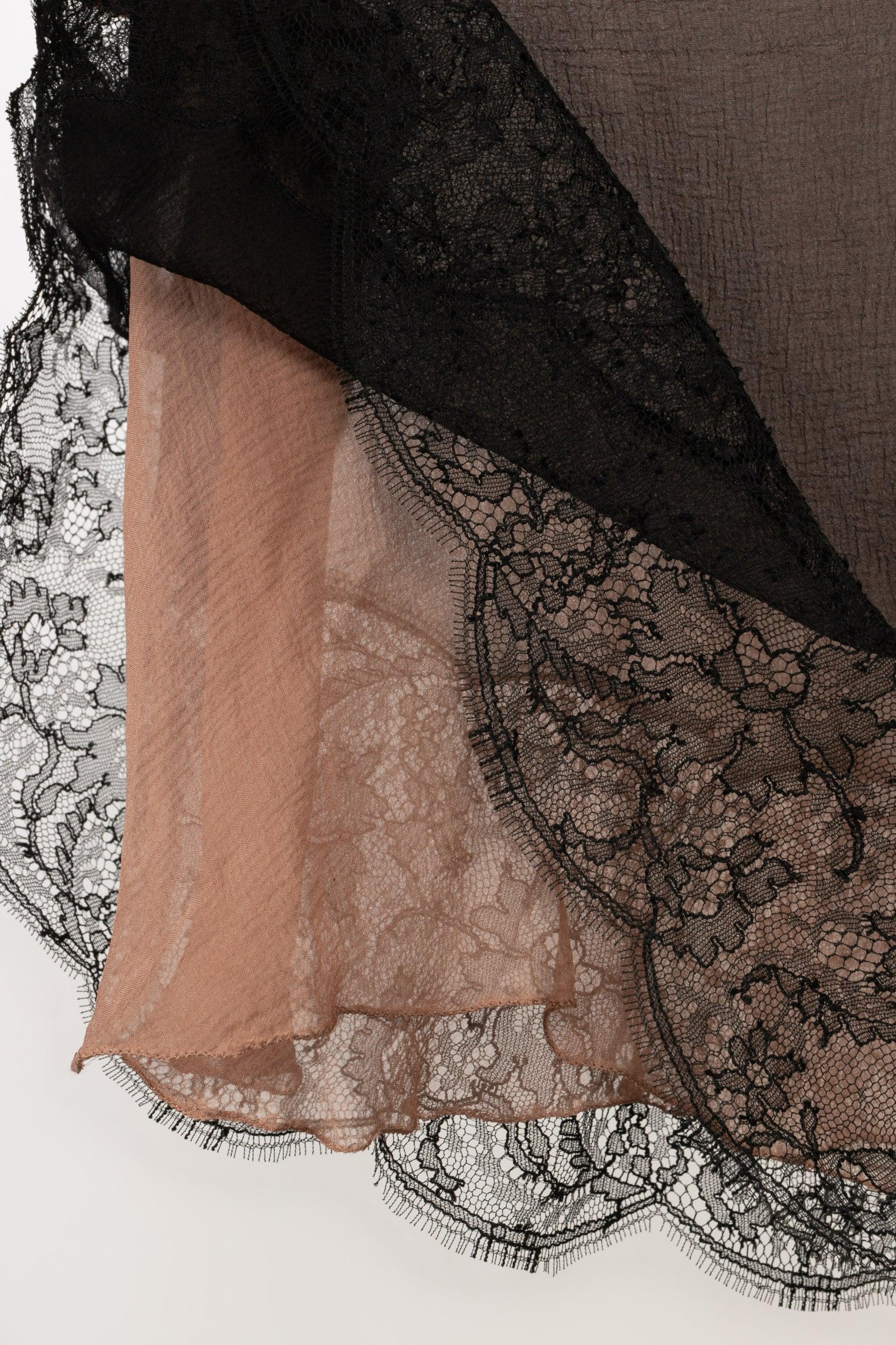 Robe Couture Balmain en crêpe de soie et dentelle noire transparente, vers 1990 Pour femmes en vente