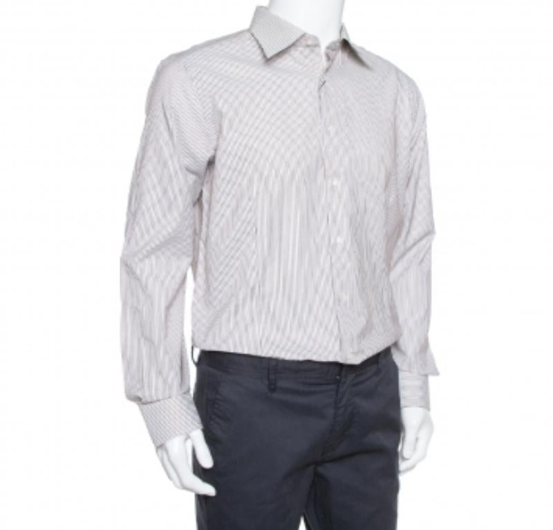 Make a perfect formal statement in this shirt from Balmain. Crafted entirely from cotton, this cream-colored piece flaunts a brown striped pattern all over and features a simple collar, long sleeves, and buttoned cuffs. Sophisticated and stylish,