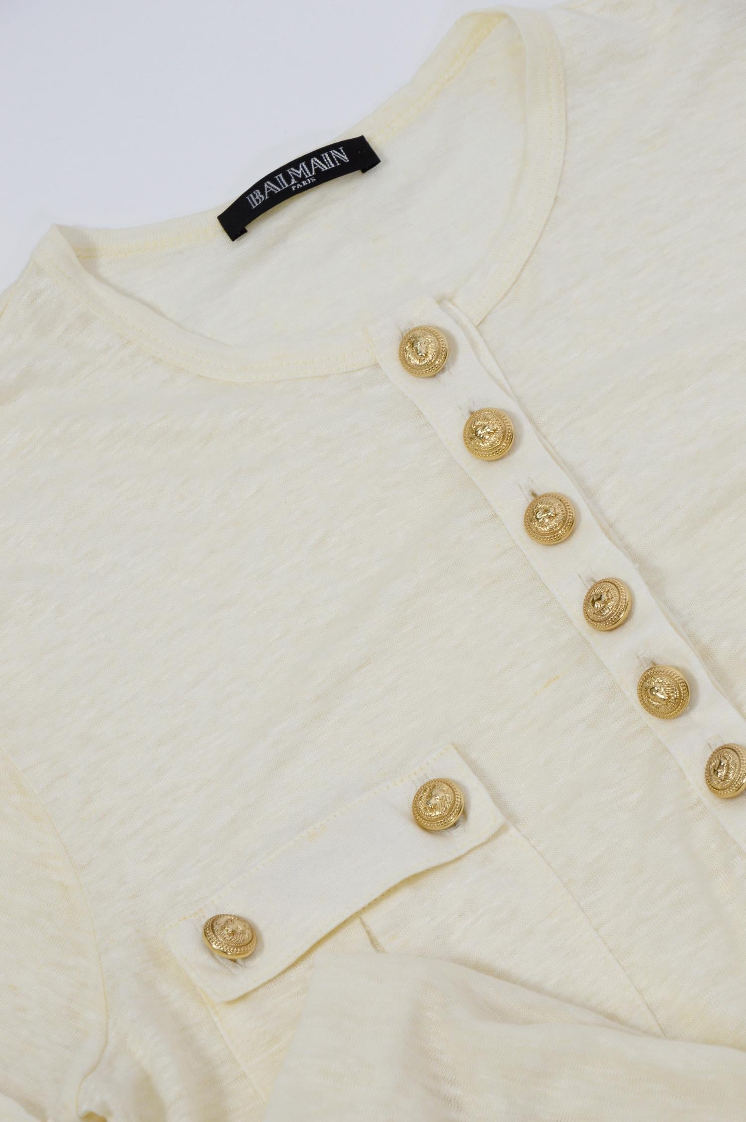 Balmain cream linen gold tone logo button tee shirt In Excellent Condition For Sale In Antwerp, BE