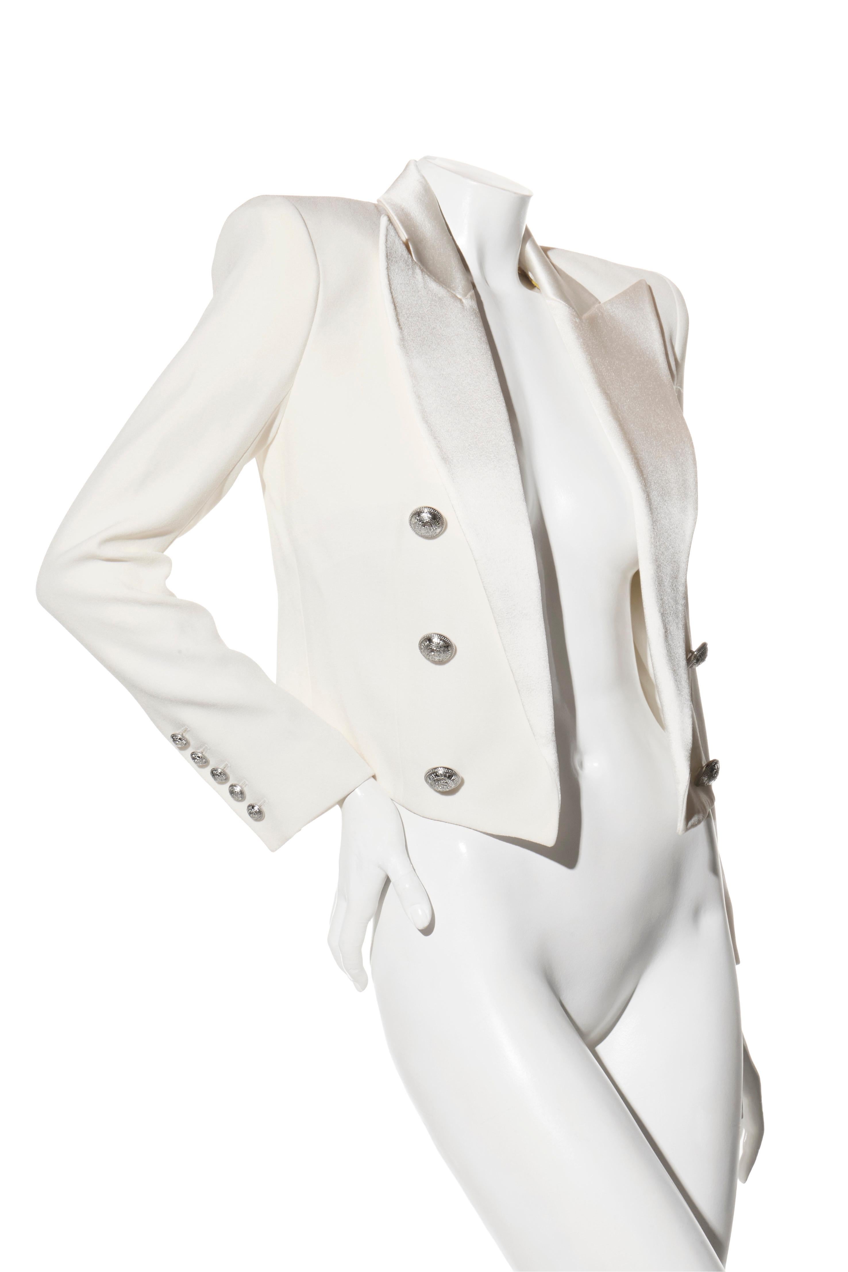 Balmain Weißer Kurzblazer aus Satin & Viskose - Größe FR 38 - Luxus Designer Jacke

Beschreibung:
Dieser Kurzblazer von Balmain verkörpert den Pariser Chic mit strukturierter Schnittführung, einem Revers aus Satin und den charakteristischen Knöpfen