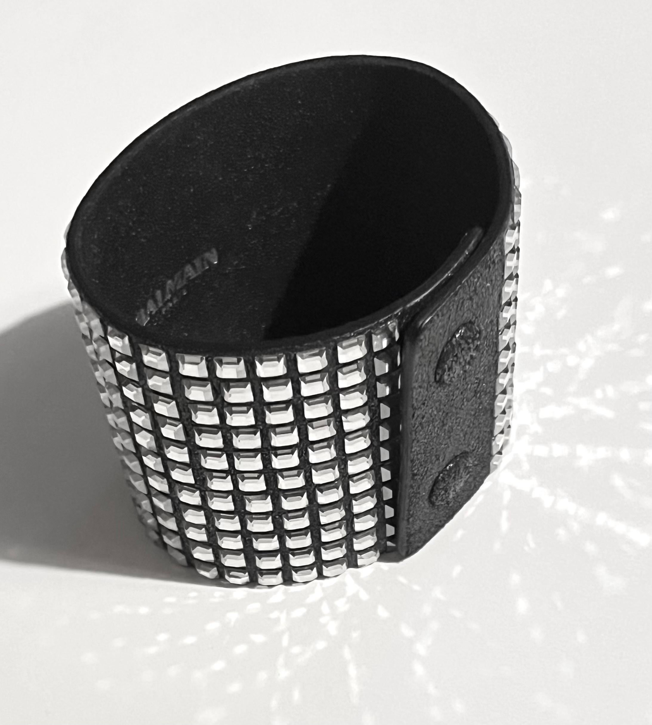 Bracelet manchette en cristal de Balmain, prêt pour la fête - très étincelant comme vous pouvez le voir sur les images. Base en cuir métallisé noir anthracite avec cristaux Swarovski carrés et fermetures à glissière recouvertes de cuir. Mesure
