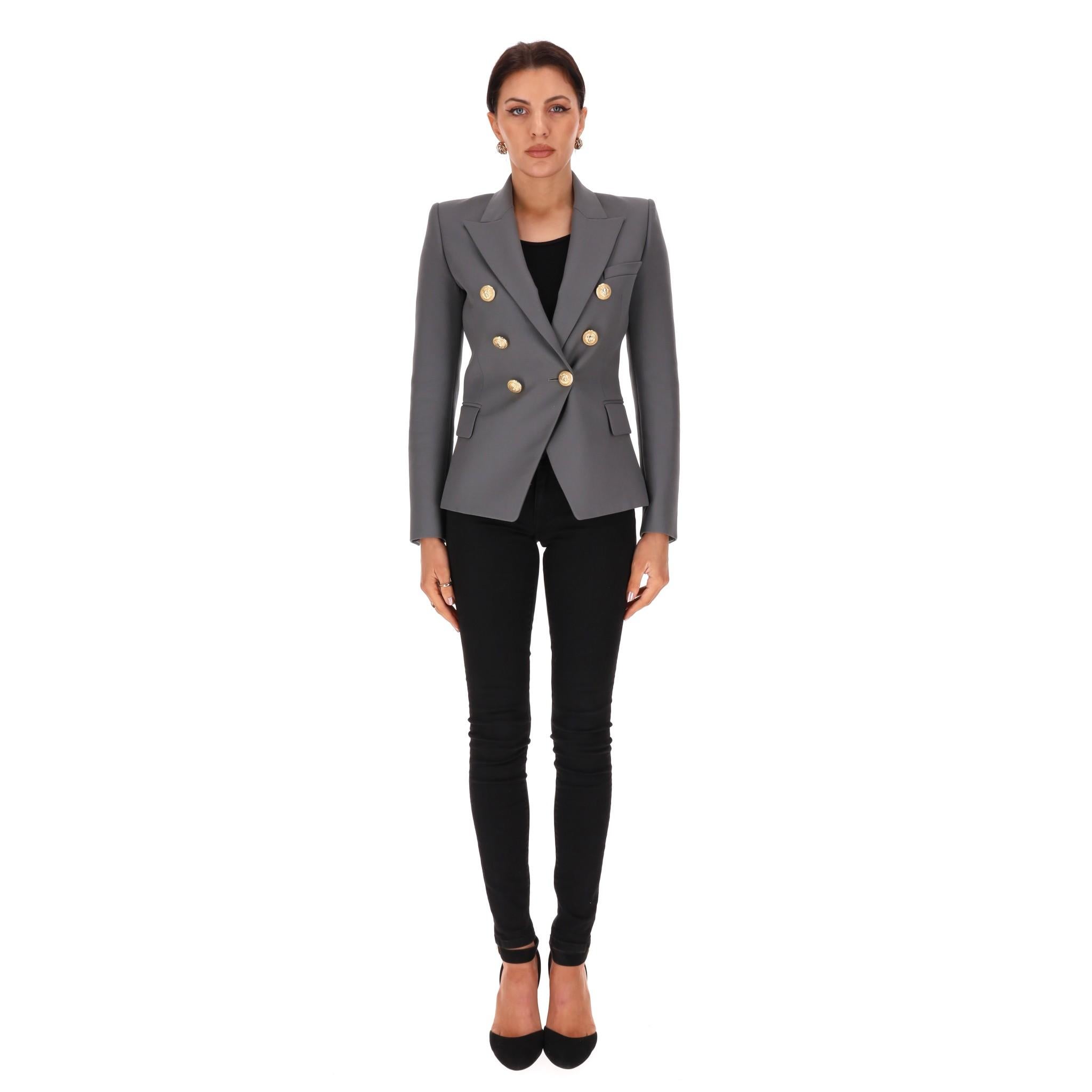 Chaqueta de lana con doble botonadura Balmain

Americana gris confeccionada en lana con el característico diseño de doble botonadura.

Con los emblemáticos botones dorados con el logotipo en relieve, silueta entallada y solapas de pico.

Precio