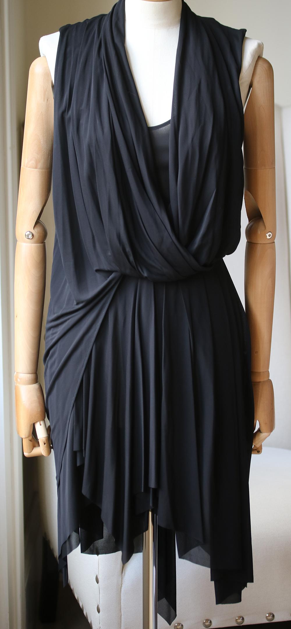Crafted in France from voile draped, this mini dress is perfect on a hot evening night. Black draped dress. Round neckline. Racerback. Concealed zip-fastening down the side. Lined. Colour: black. 100% Viscose. Made in France.

Size: FR 36 (UK 8, US