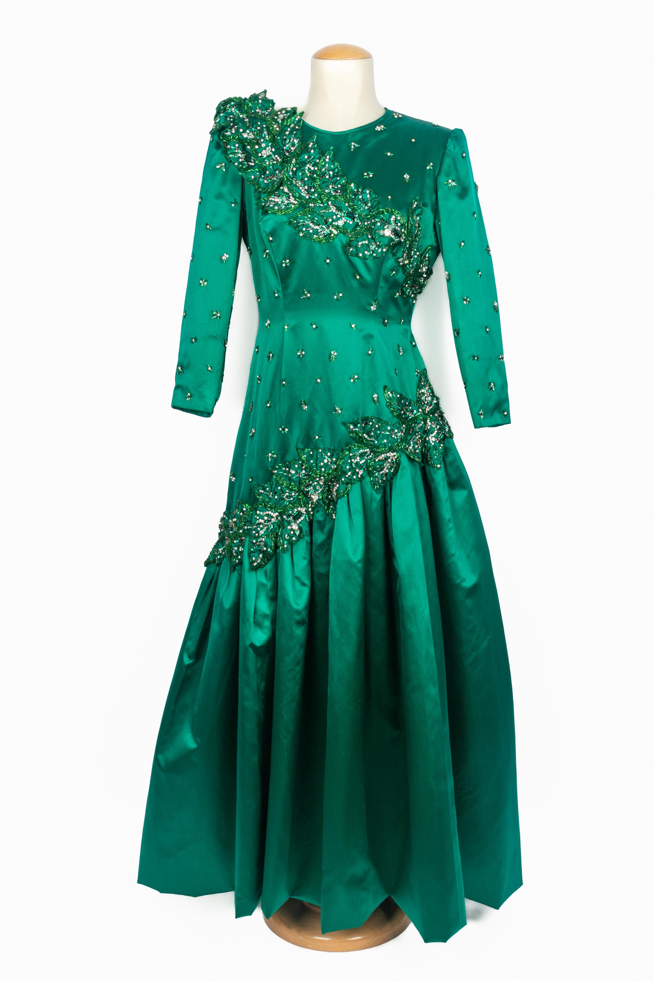 BALMAIN - (Made in France) Abito da sera in raso di seta verde cucito con strass. Una collezione Haute Couture del 1985 circa sotto la direzione artistica di Erik Mortensen. Mancano le etichette della composizione e della taglia, ma veste una