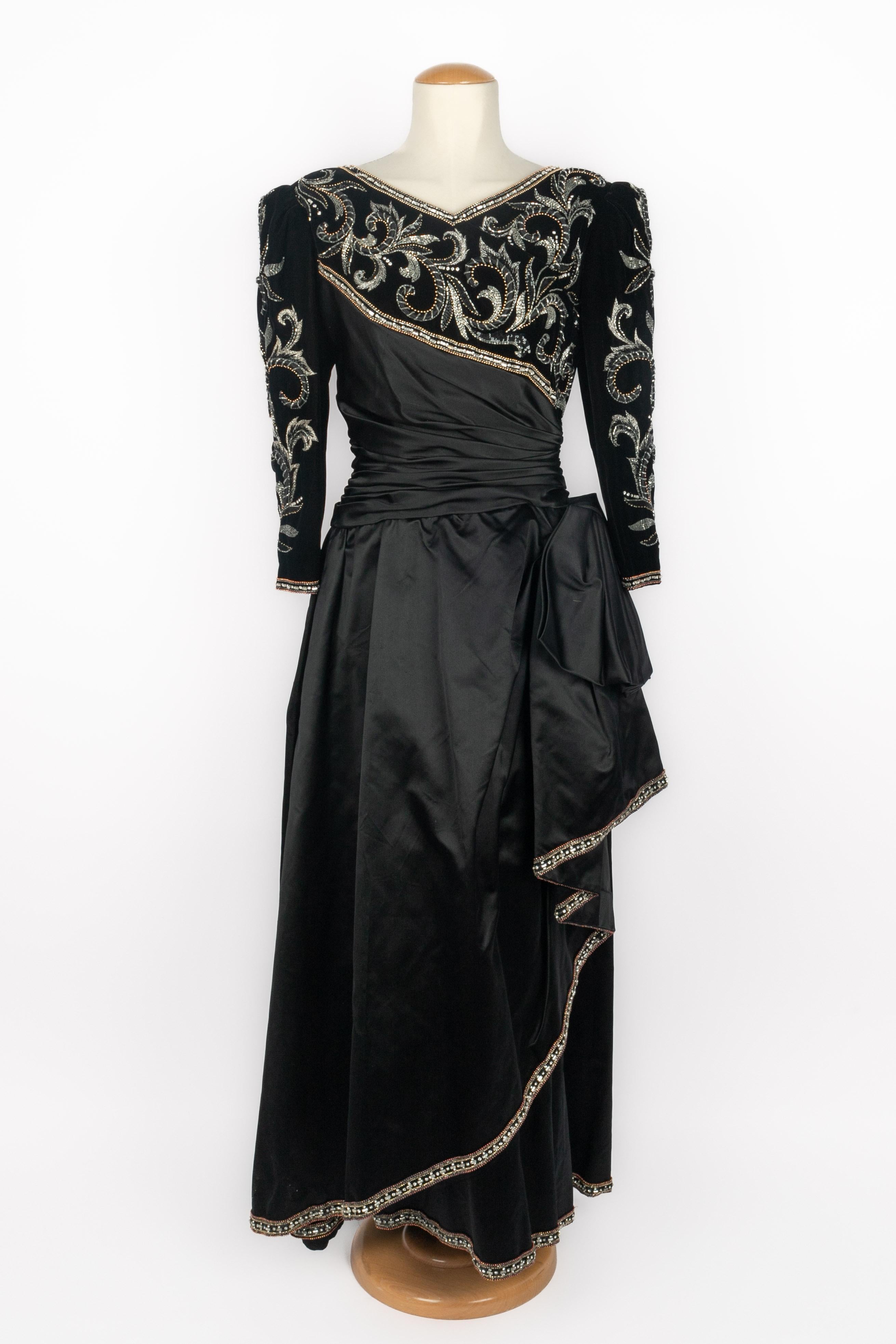 BALMAIN - (Made in France) Pleated black silk and velvet evening dress partially embroidered with pearls and sequins. Composition and size labels missing, it fits a 38FR. 1984 Fall-Winter Haute Couture Collection under the artistic direction of Erik