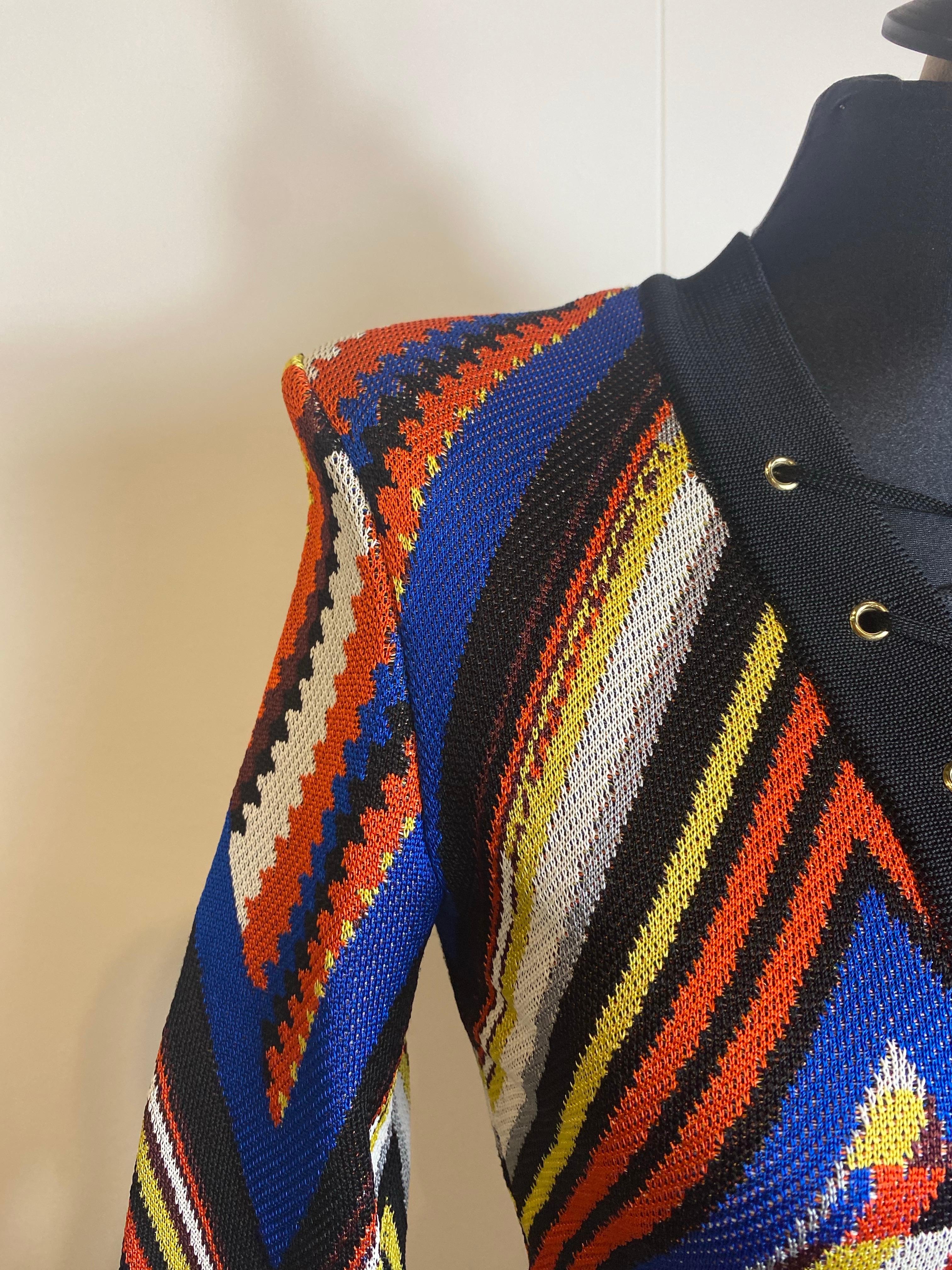 Robe Balmain à motif géométrique multicolore.
Très ajusté, 100% viscose.
Taille 38, extensible.
Grande fermeture éclair au dos.
Épaules rembourrées.
Épaules : 44 cm
Manches : 65 cm
Poitrine : 40 cm
Taille : 35 cm
Longueur : 92 cm
Elle est en