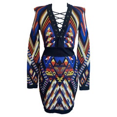 Robe Balmain à motif géométrique multicolore.