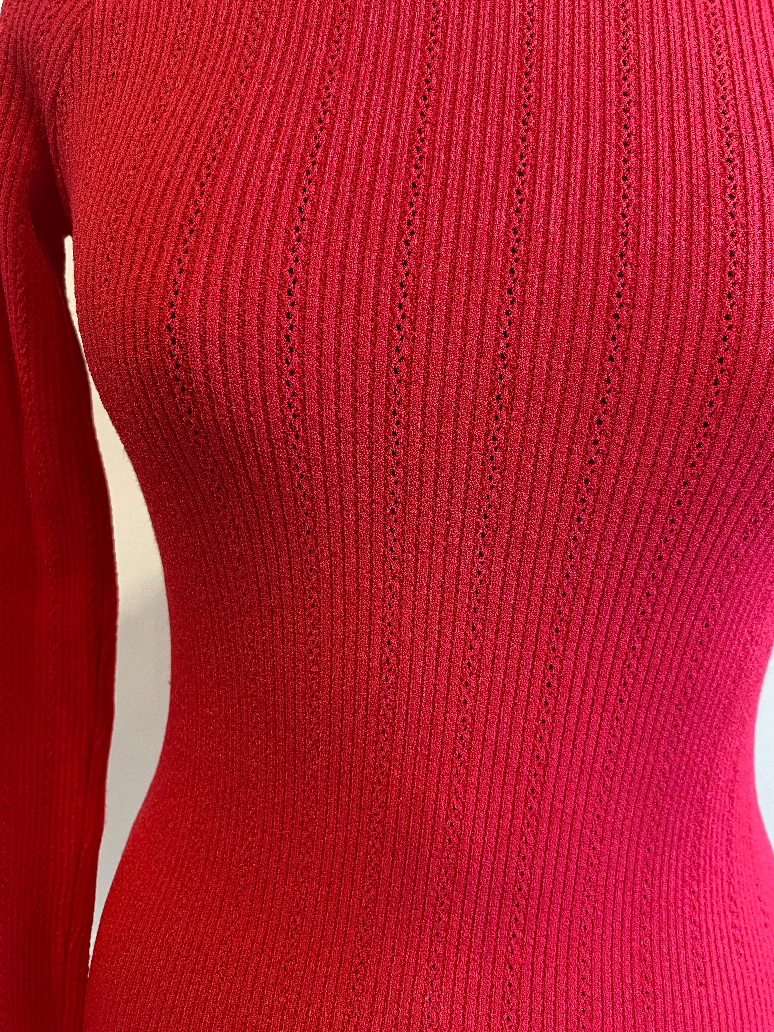 Abito Balmain color fucsia.
83% Viscosa, 17% Poliestere.
Taglia 40 F.
L'abito elastico si adatta a diverse taglie.
Spalle 38 cm.
Lunghezza 84 cm.
Buone condizioni, presenta segni d'uso e difetti come mostrato nelle foto.