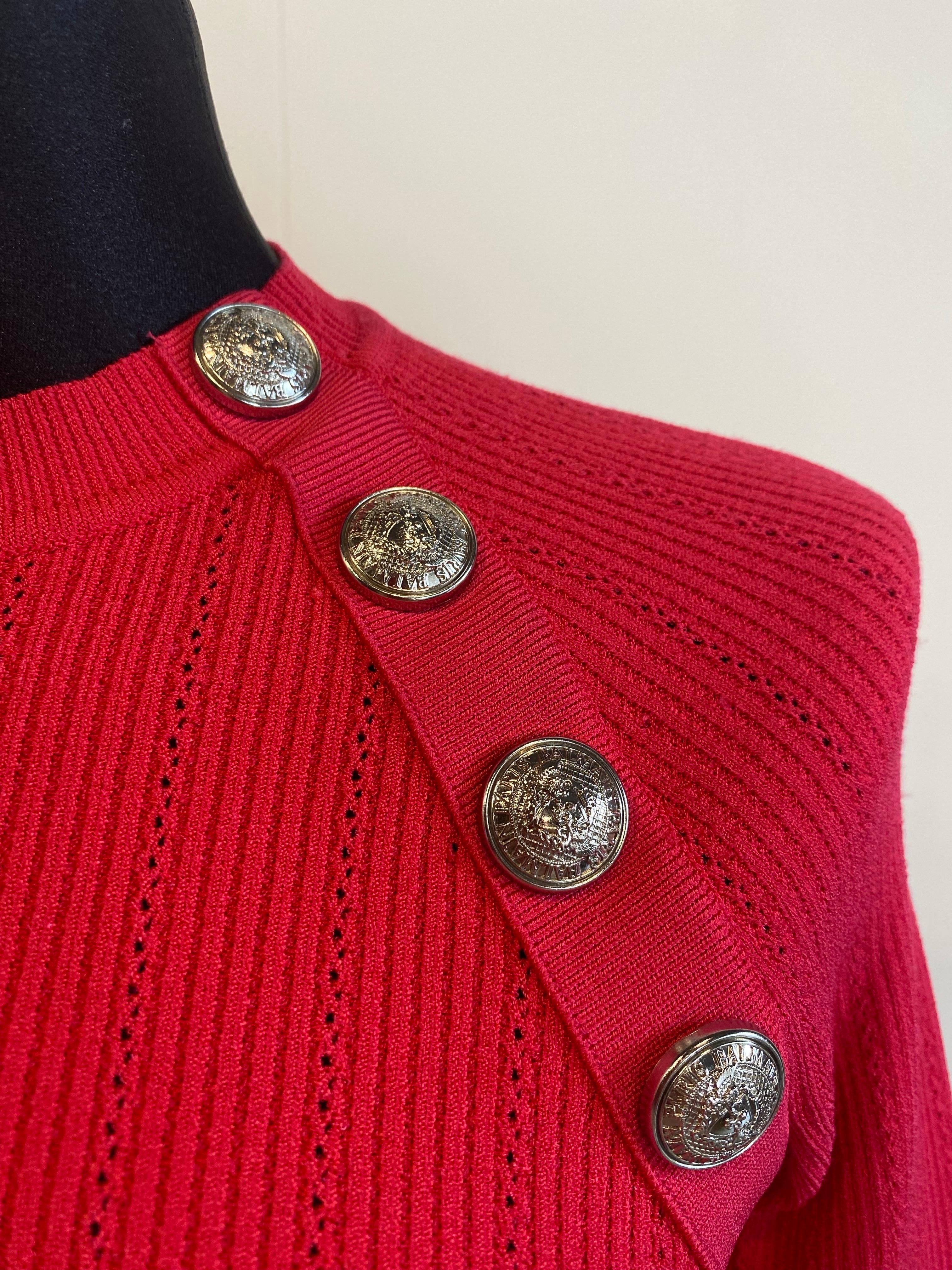 Rosso Abito Balmain color fucsia. in vendita